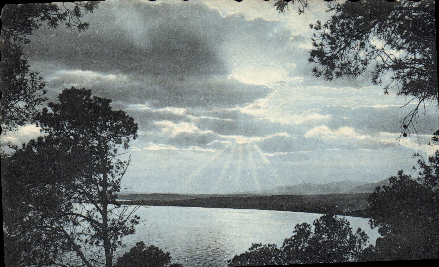 La cornisa de Raphael del St de la POSTAL de la VENDIMIA de la puesta del sol del oro en la cadena del amarra