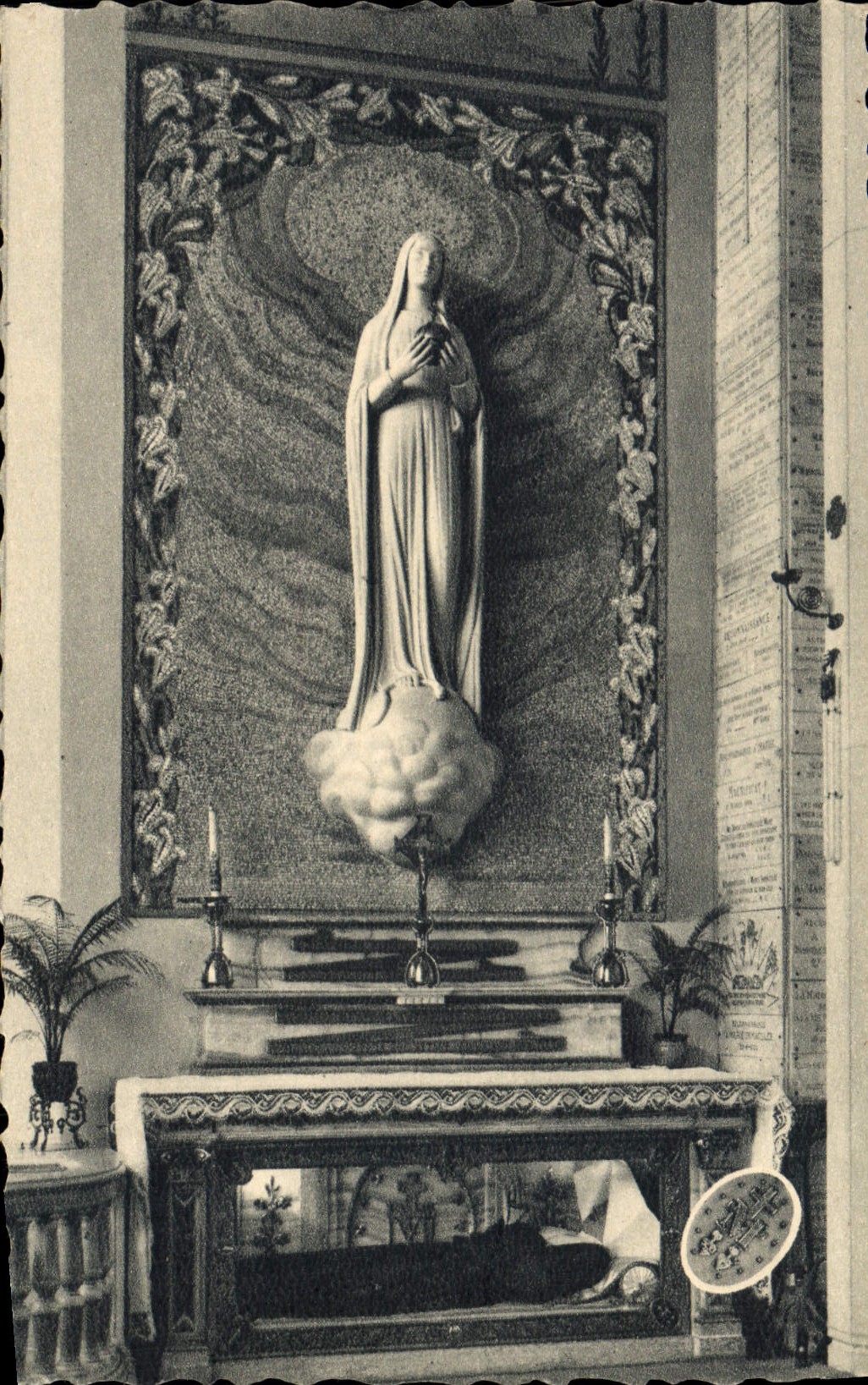 VINTAGE POSTCARD Paris Chapelle of the miraculous medal Autel of the powerful virgin Drives out Sainte Catherine Laboure