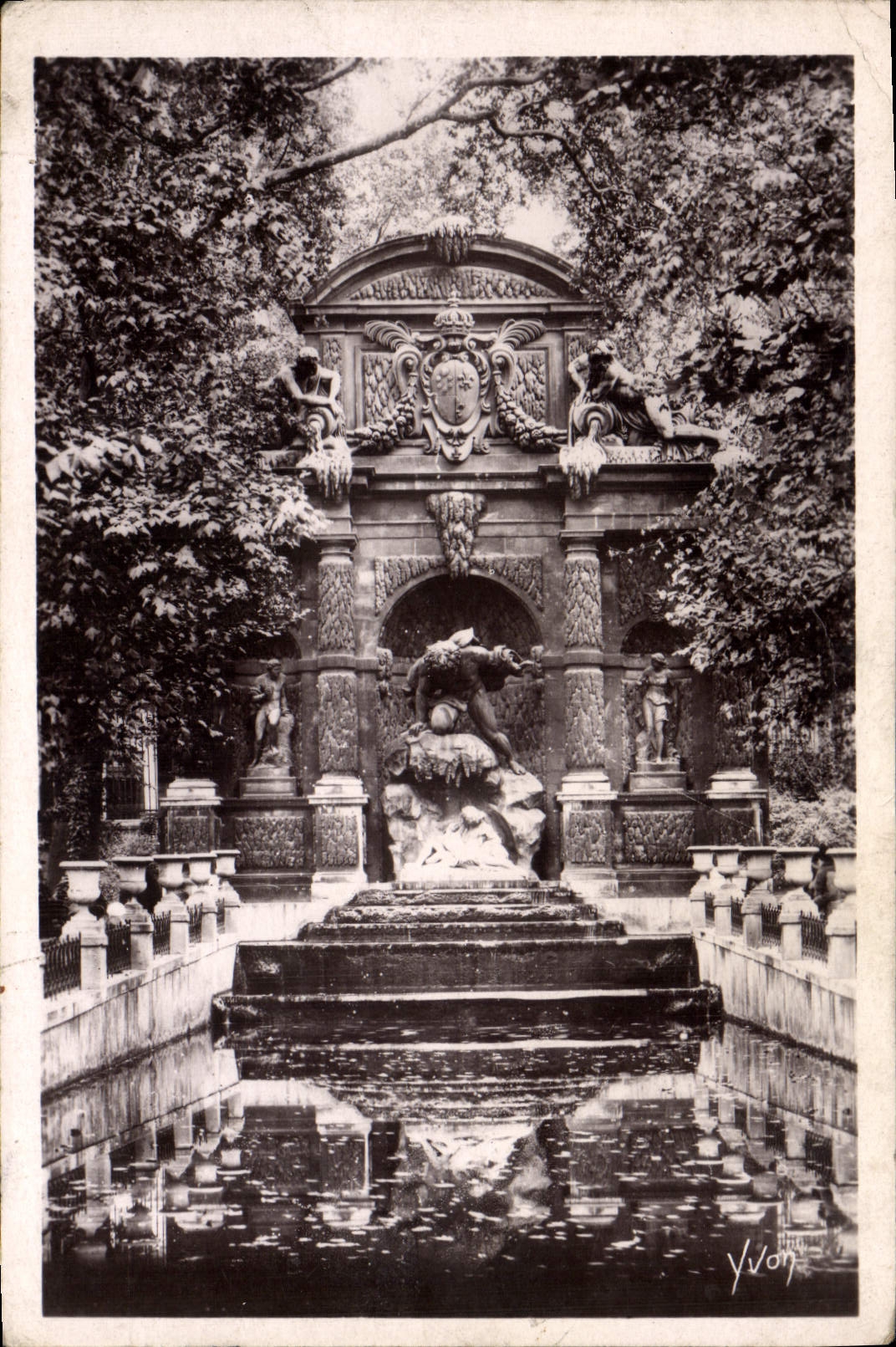 VINTAGE POSTCARD Paris the Medicis fountain
