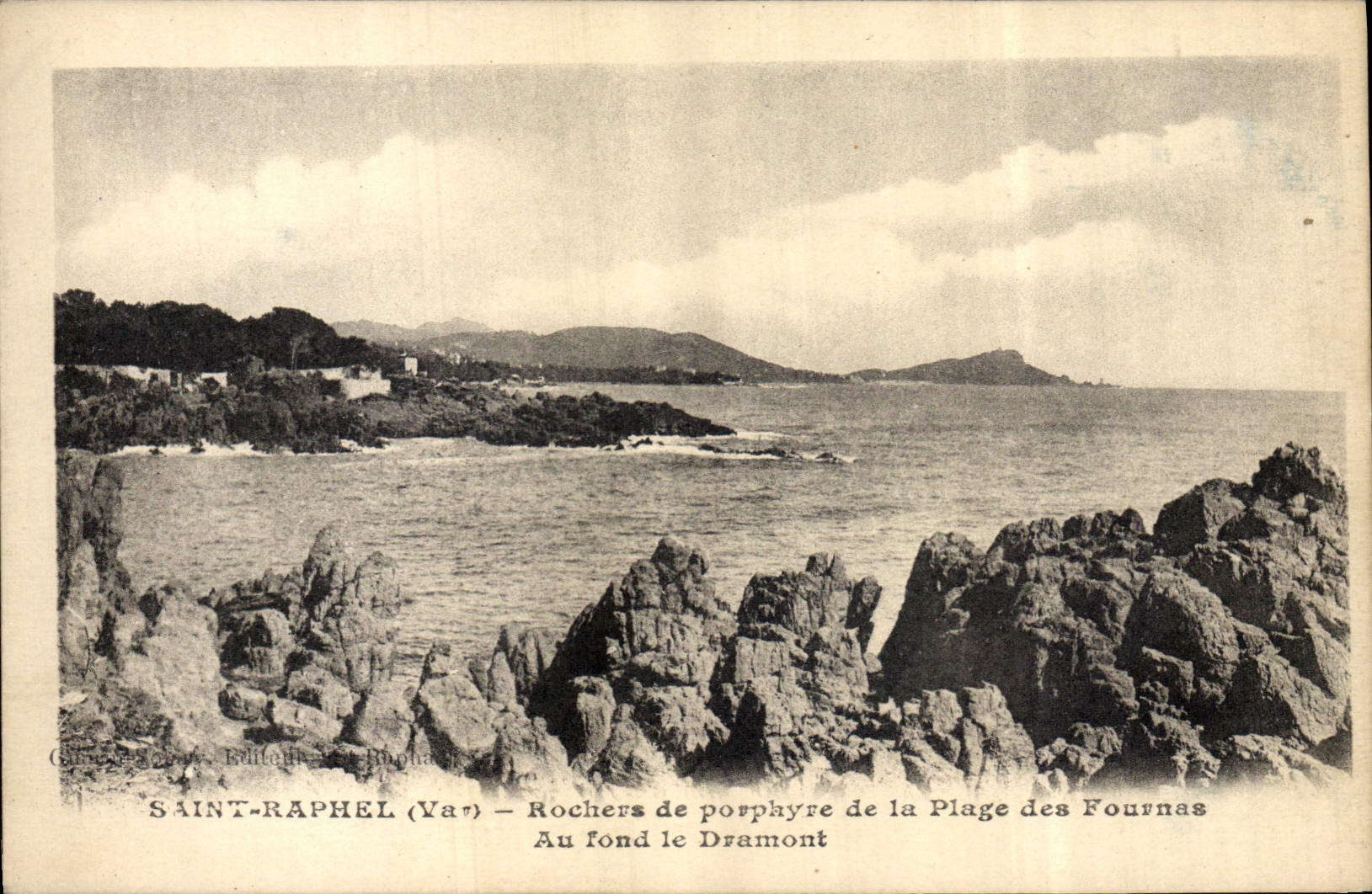 CPA Saint Raphael Rochers de Porphyre de la Plage des Fournes Au fond le Dramont