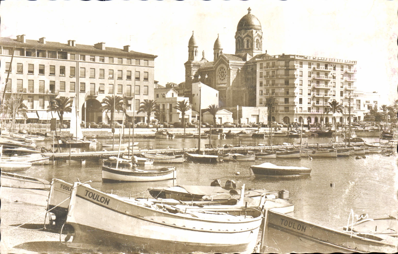 CPA Saint Raphael Le Port Au Fond la Cathedrale Bateaux