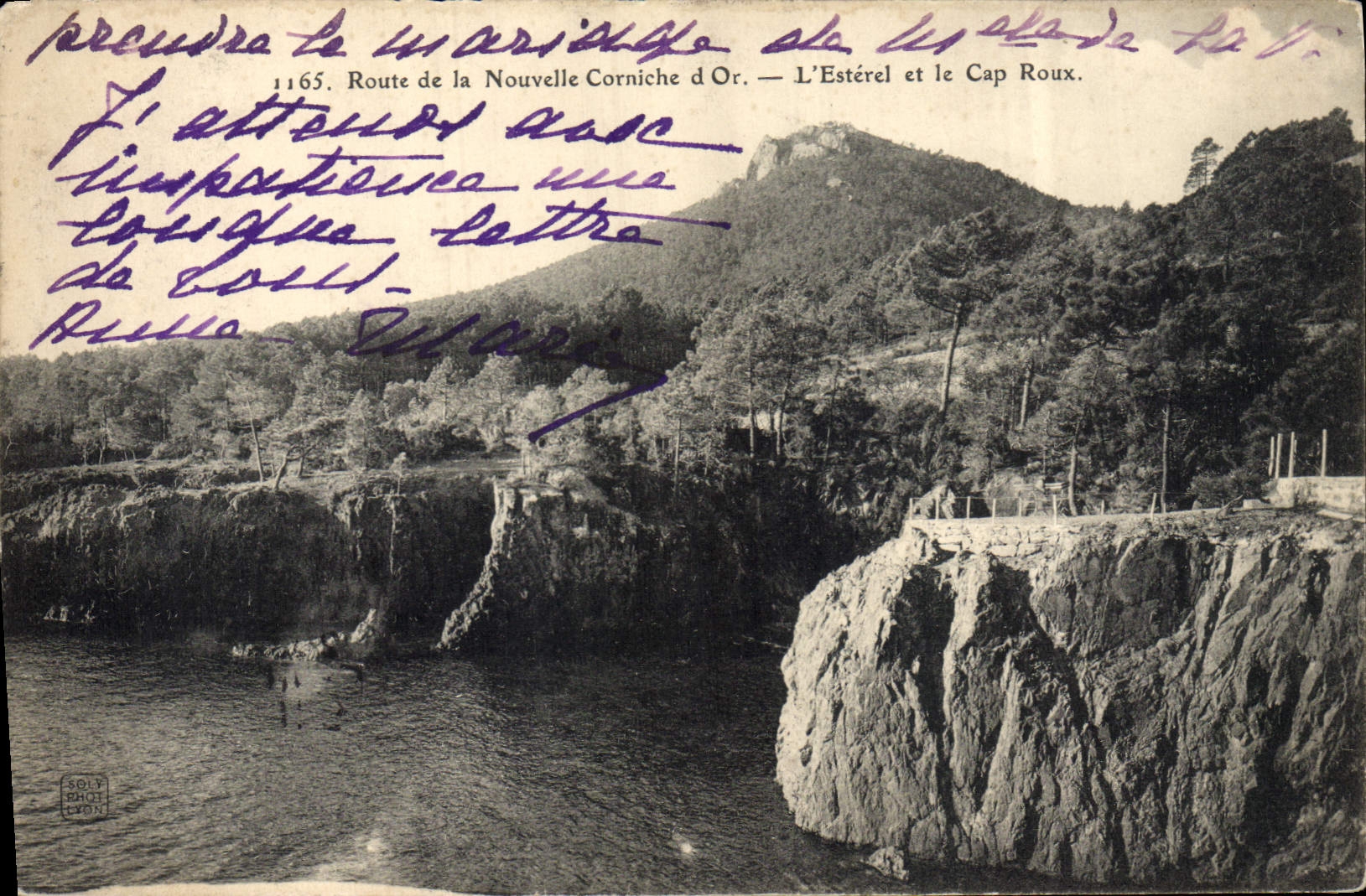 Camino de la POSTAL de la VENDIMIA de la nueva cornisa del oro el Esterel y el cabo Russet-red