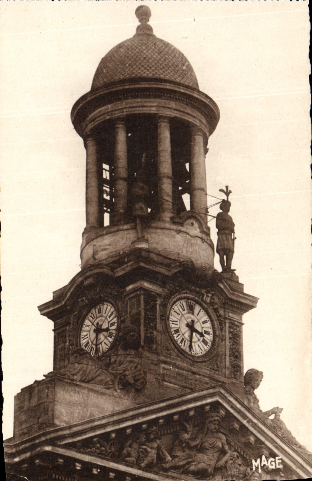 CPA Cambrai Martin et Martine au dome de l'Hotel de ville
