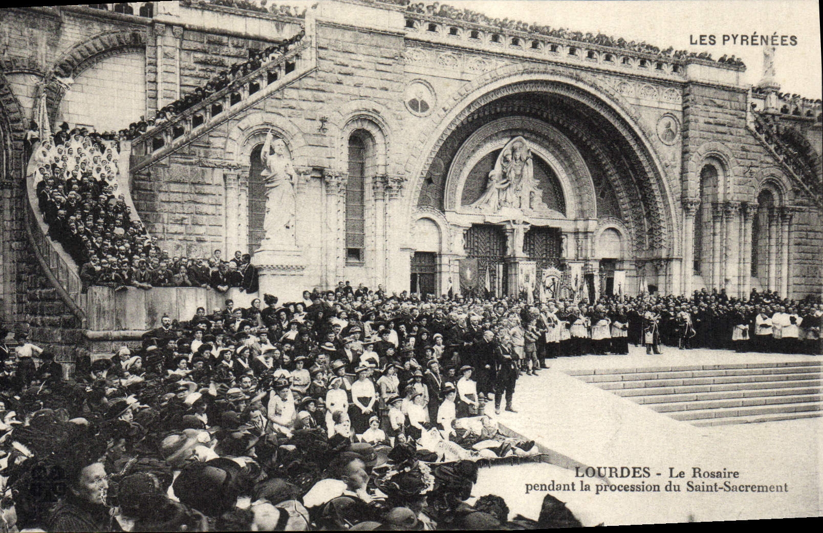 Rosario pesado de la POSTAL de la VENDIMIA durante la procesión del sacramento bendecido