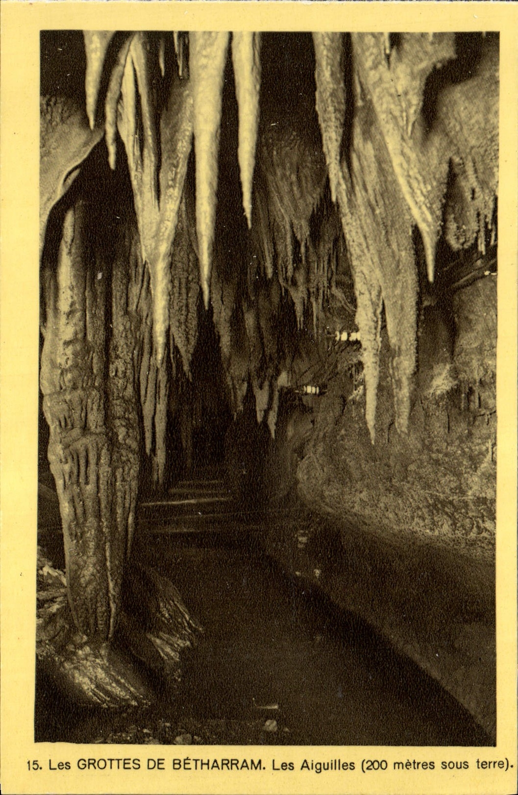 VINTAGE POSTCARD the Caves De Betharram needles