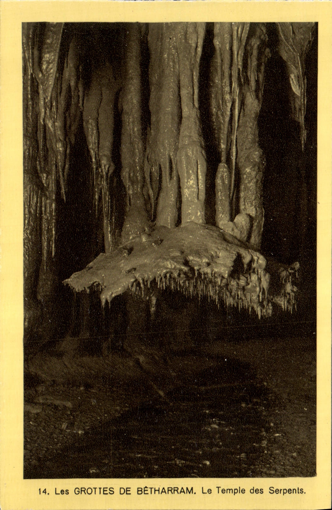 CPA Les Grottes De Betharram Le temple des serpents