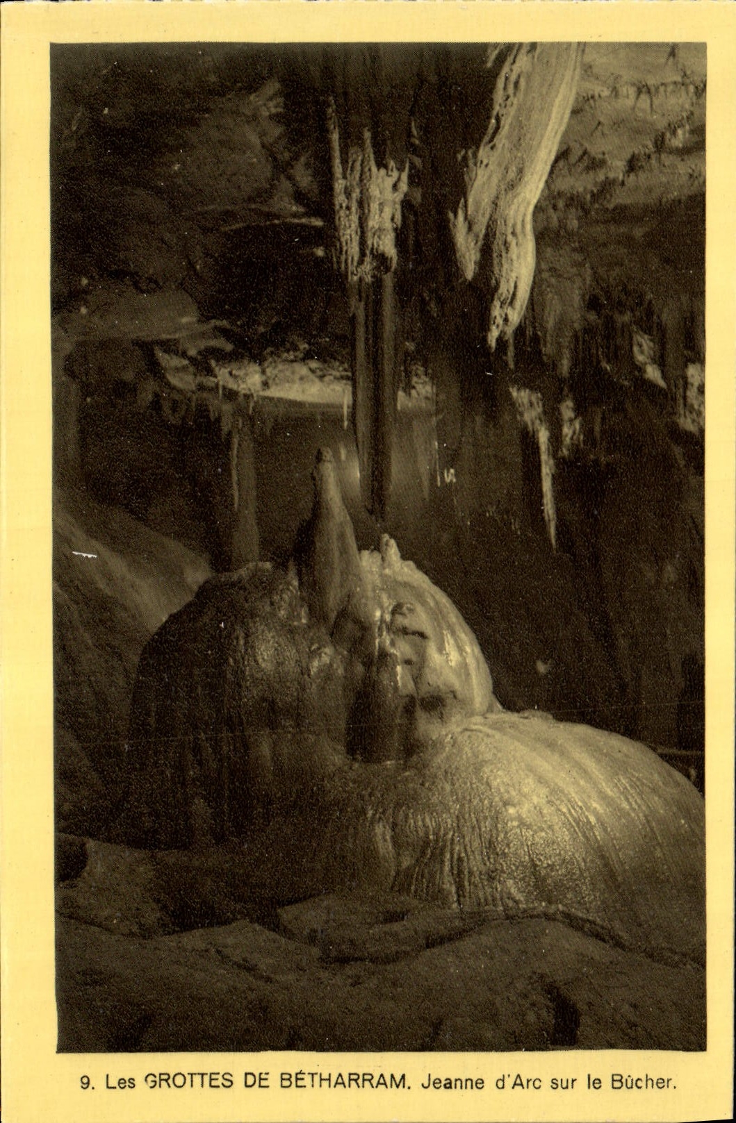 CPA Les Grottes De Betharram Jeanne d'Arc sur le Bucher