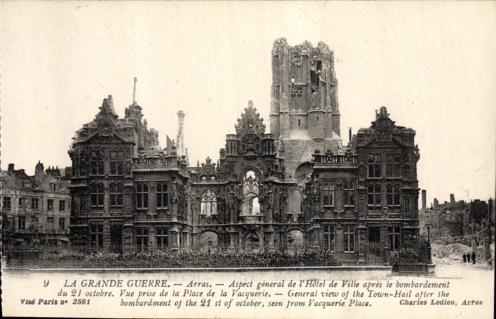 Aspecto general del Arras de la POSTAL de la VENDIMIA del ayuntamiento después del bombardeo de Militaria