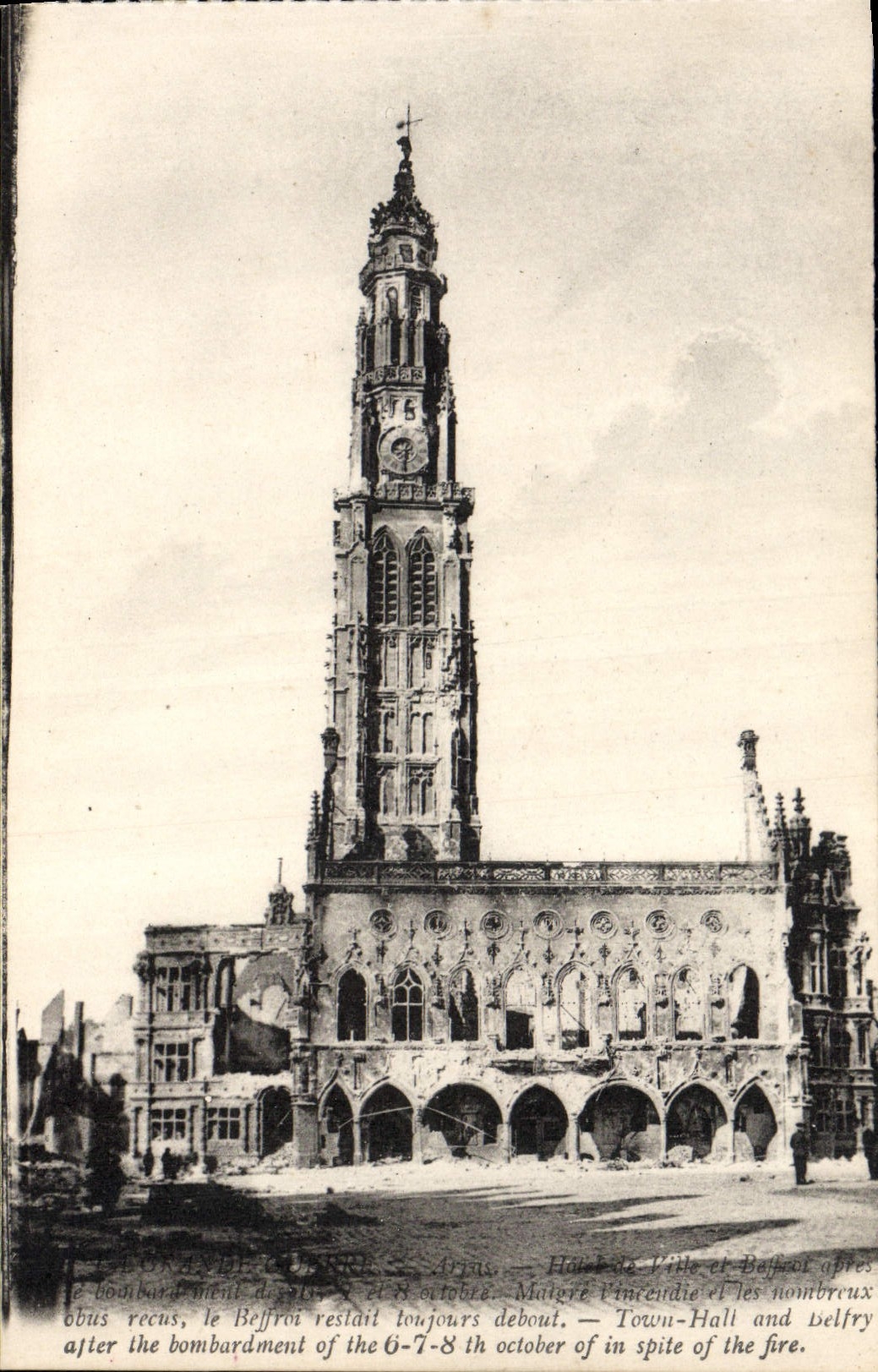 VINTAGE POSTCARD Arras Town hall and Militaria belfry
