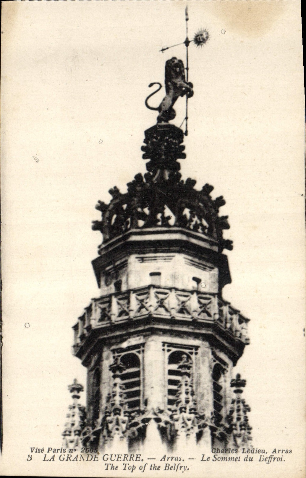 Arras de la POSTAL de la VENDIMIA la tapa del león del campanario de una iglesia