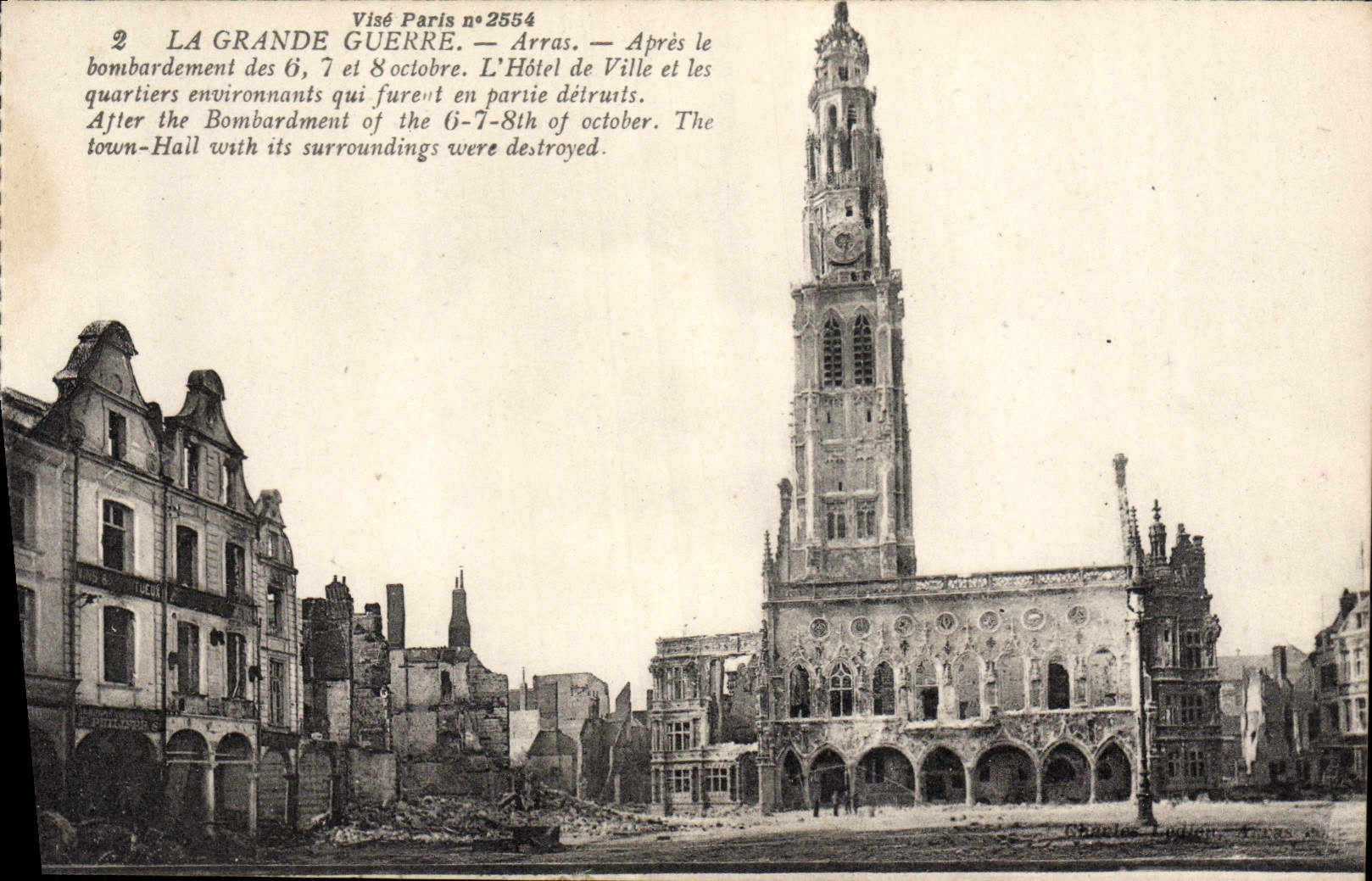 CPA Arras L'hotel de ville et les quartiers environnants Militaria