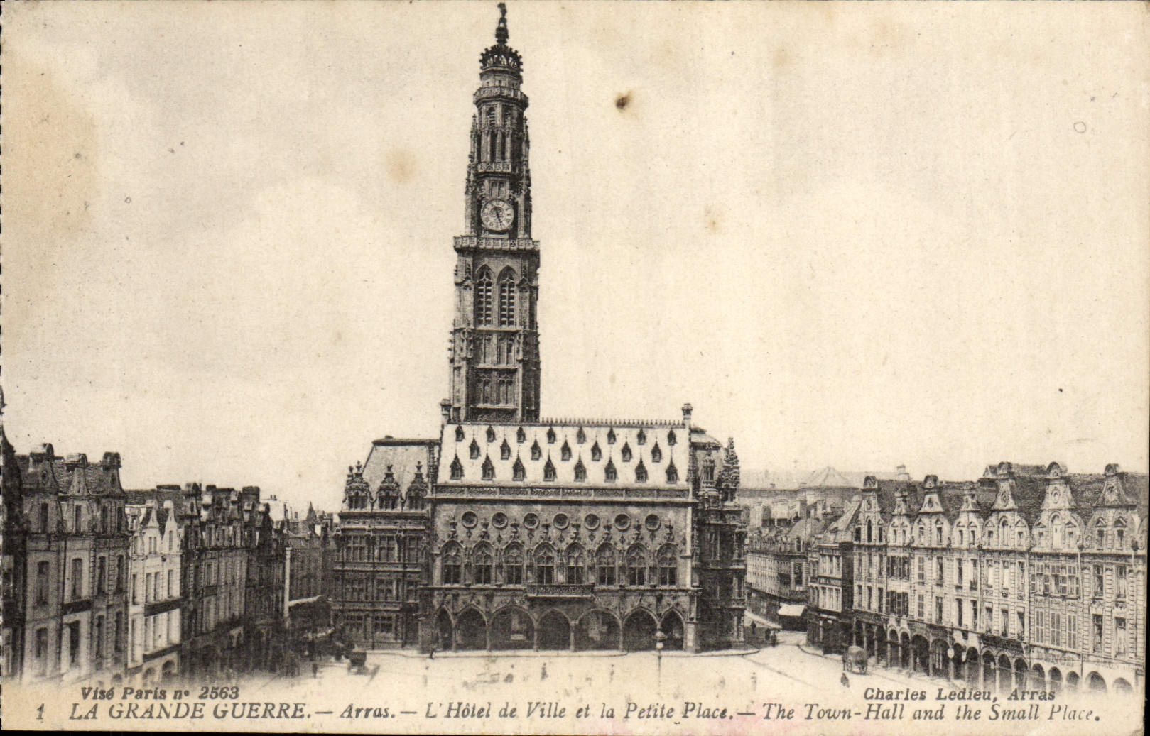 CPA Arras L'hotel de ville et la petite place 