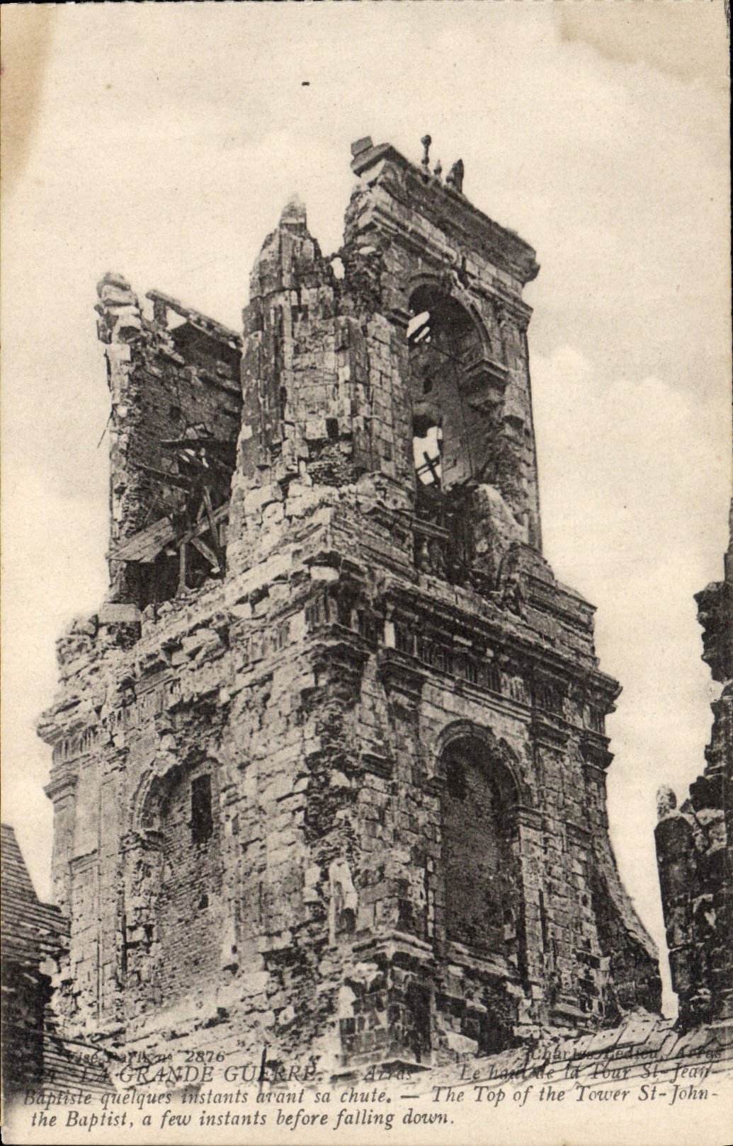 CPA Arras Le haut de la Tour St Jean Baptiste Militaria