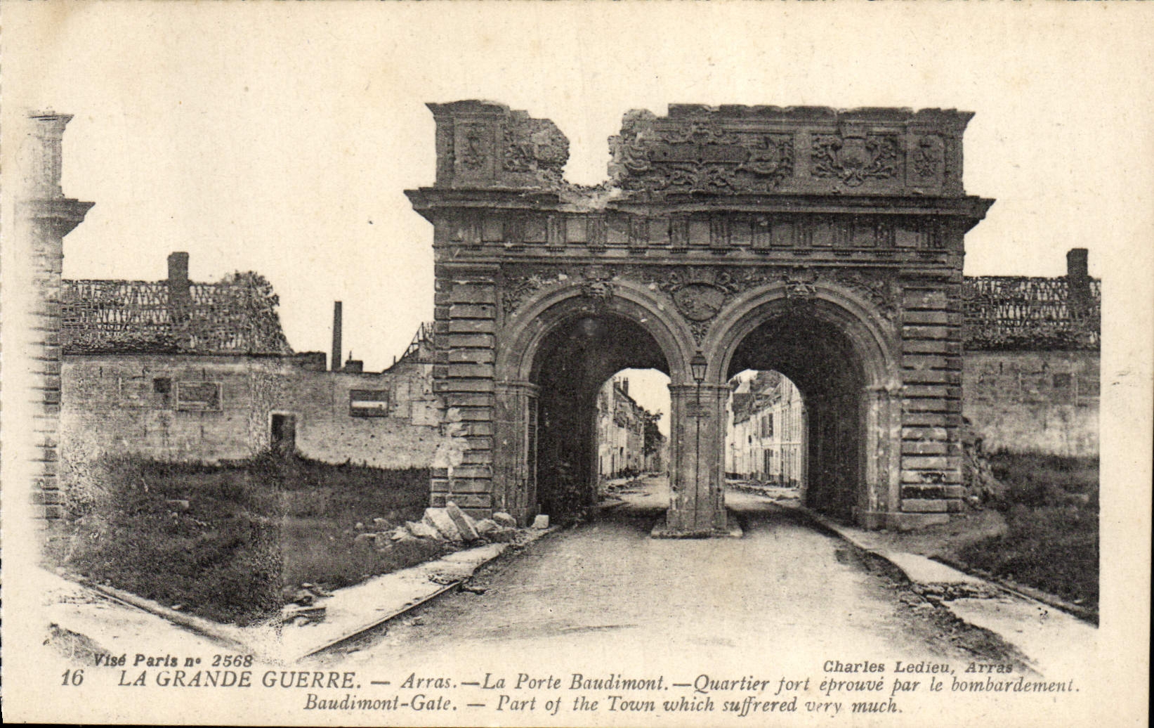 CPA Arras La porte Baudimont Militaria