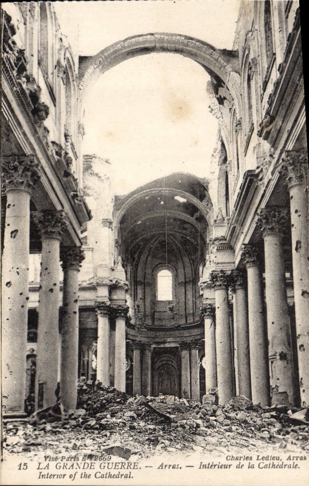 CPA Arras Interieur de la Cathedrale Militaria