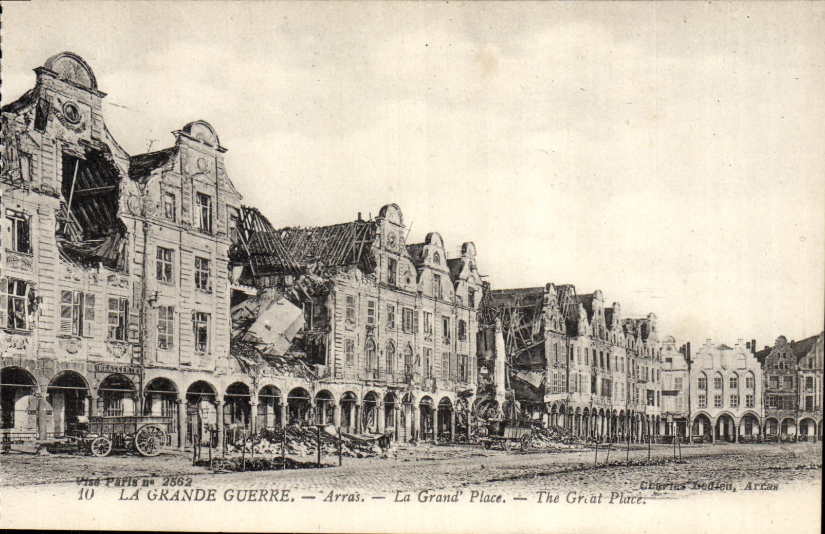 CPA Arras La Grand Place Militaria