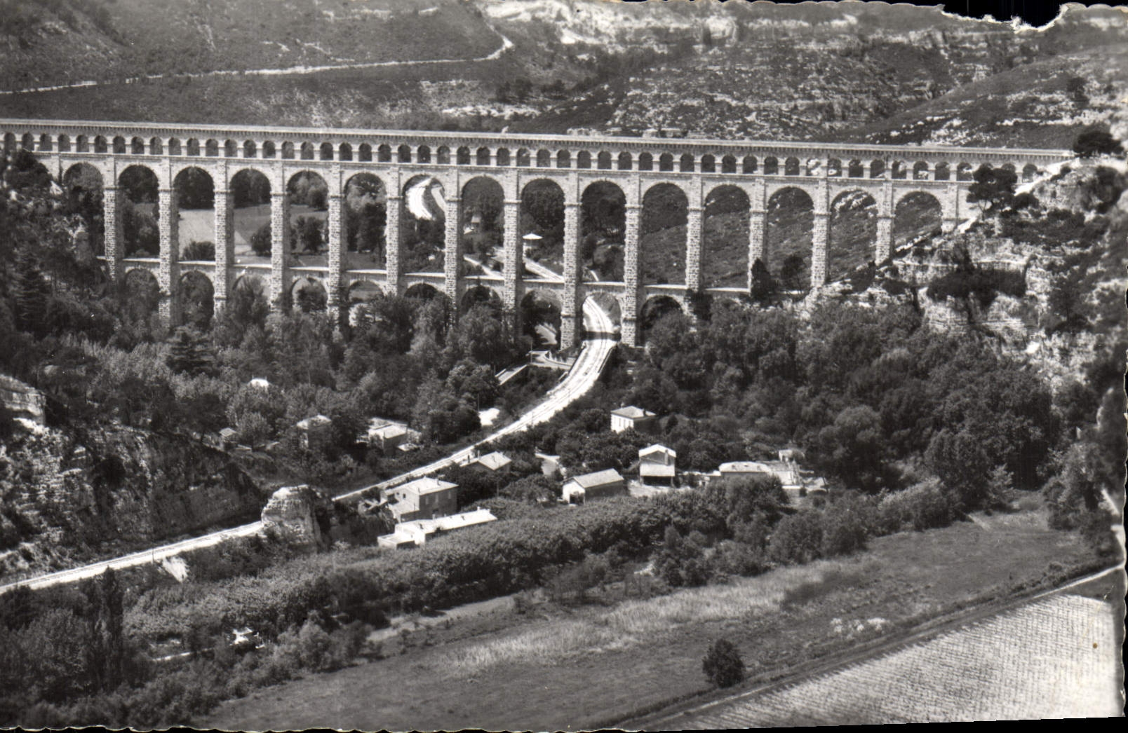 CPM Roquefavour Vue aerienne de l'aqueduc 