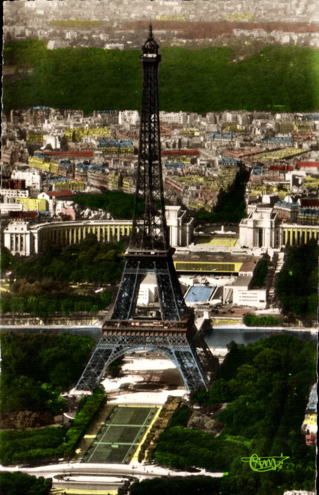 CPM Paris Vue Aerienne Le Tour Eiffel le Palais de Chaillot Au fond Le bois de Boulogne 