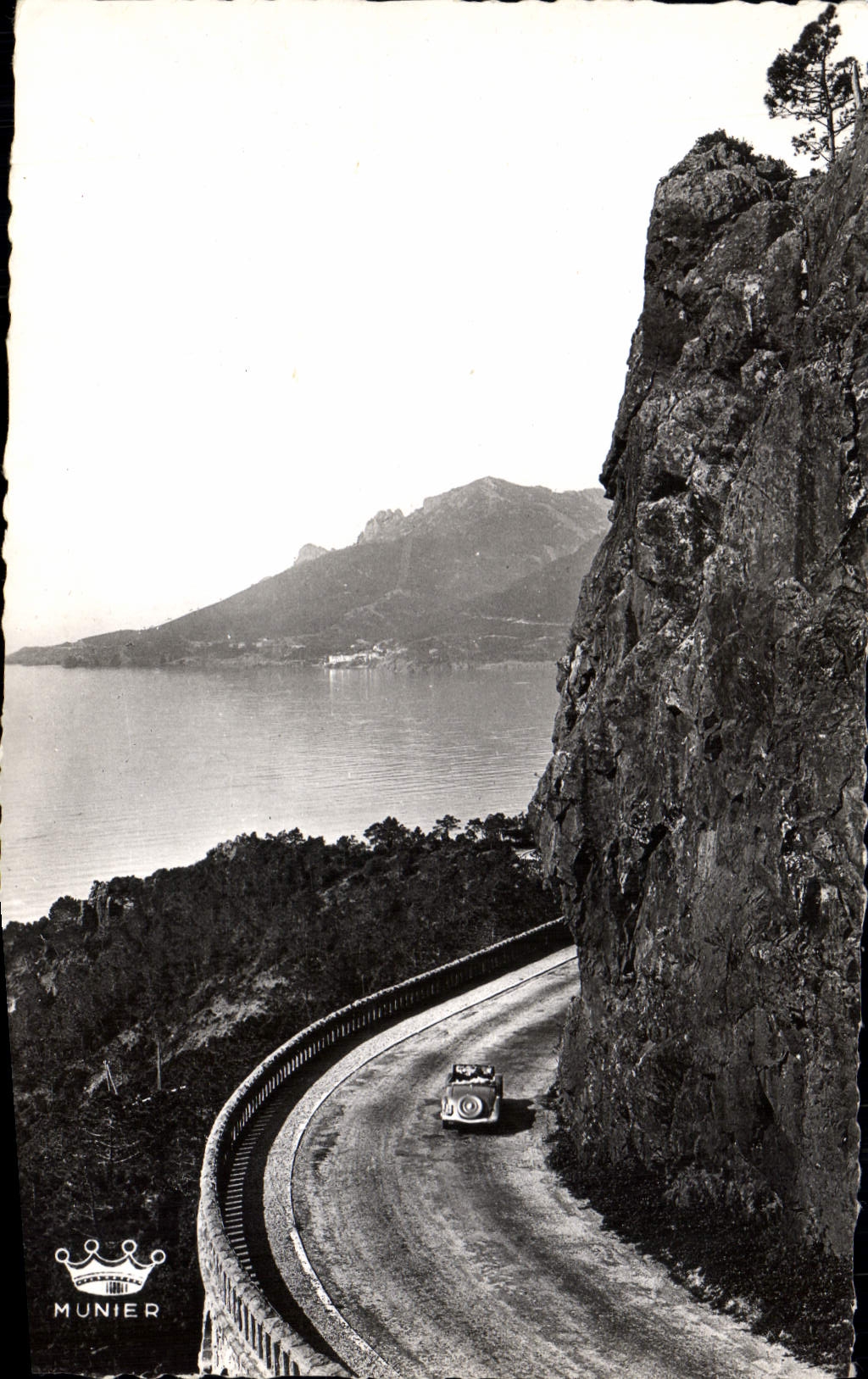 CPM La Corniche D'Or La Route Du Bord De Mer entre Theoule et le Trayas Dans le fond le Cap Roux