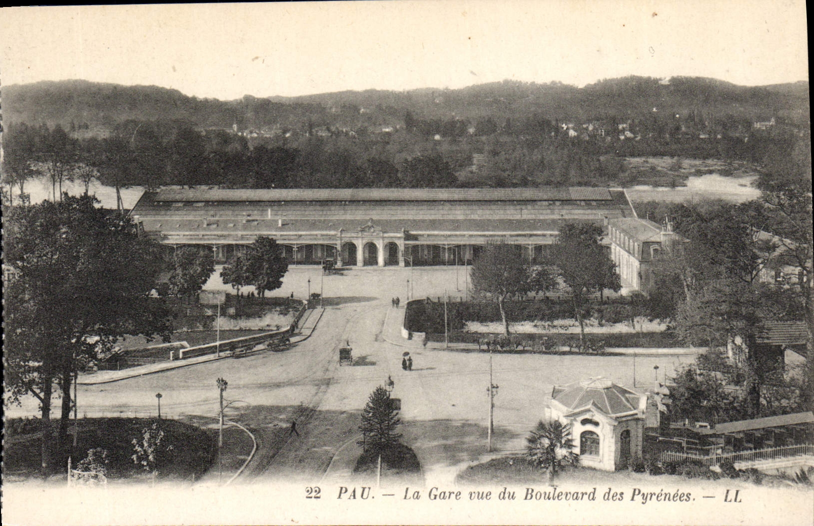 Estación de tren de Pau de la POSTAL de la VENDIMIA vista del bulevar de los Pyrenees