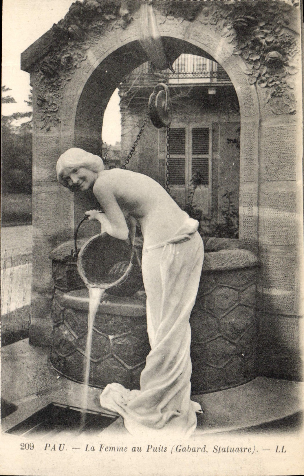 POSTAL Pau de la VENDIMIA la mujer con el pozo