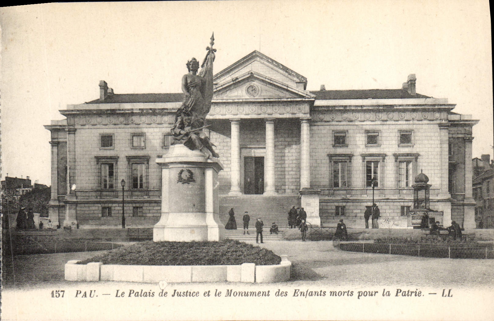 Cortes de ley de Pau de la POSTAL de la VENDIMIA y el monumento de los niños muertos para la patria