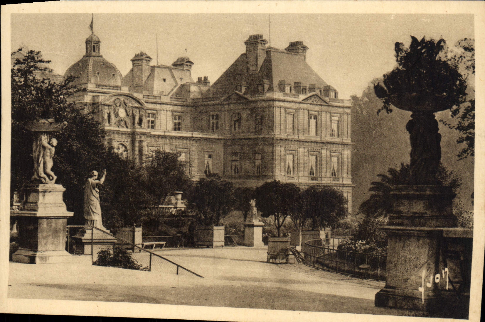 CPA Paris Le Palais Et Jardin Du Luxembourg