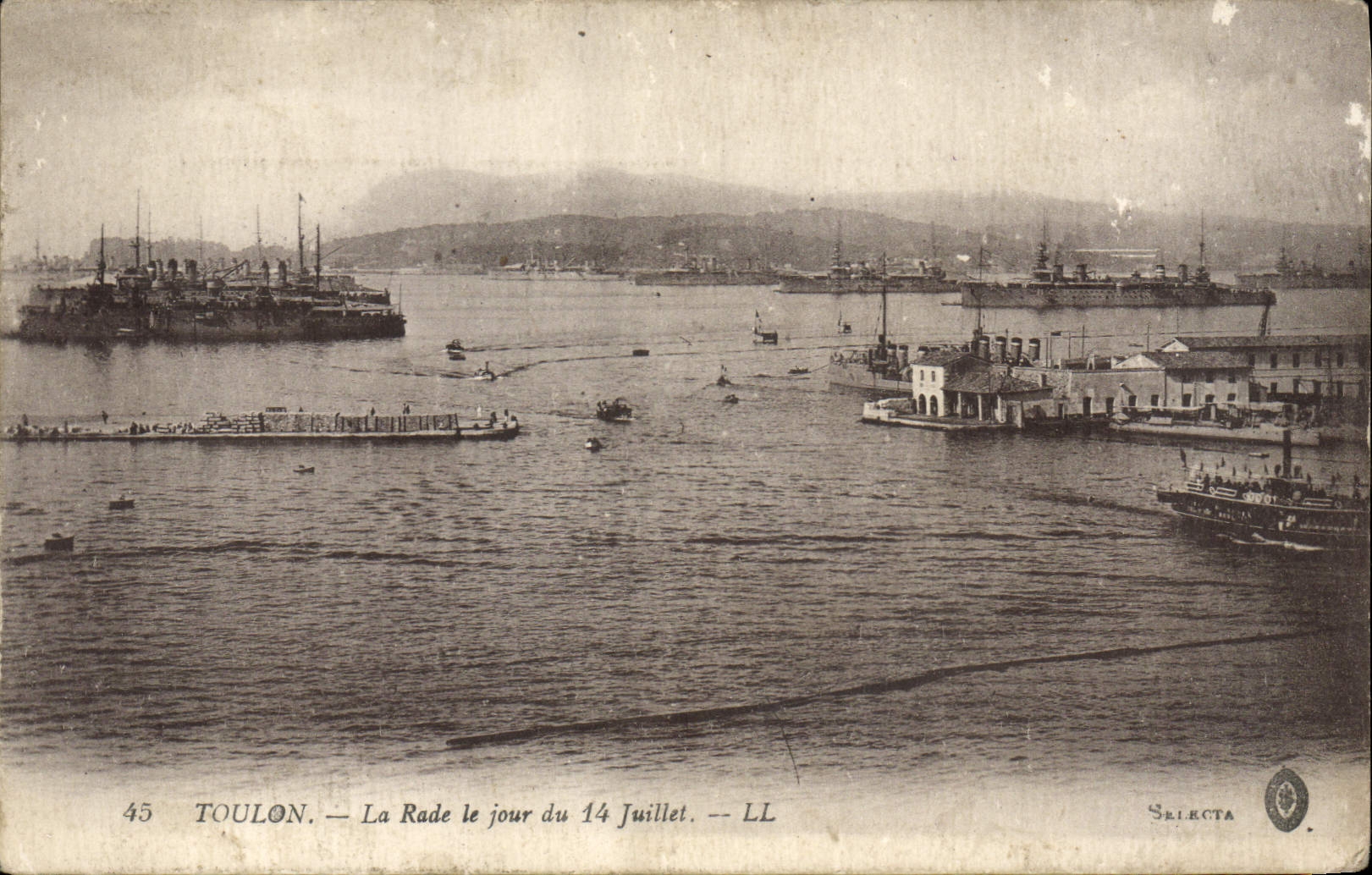 CPA Toulon La Rade Le Jour Du 14 juillet Bateaux