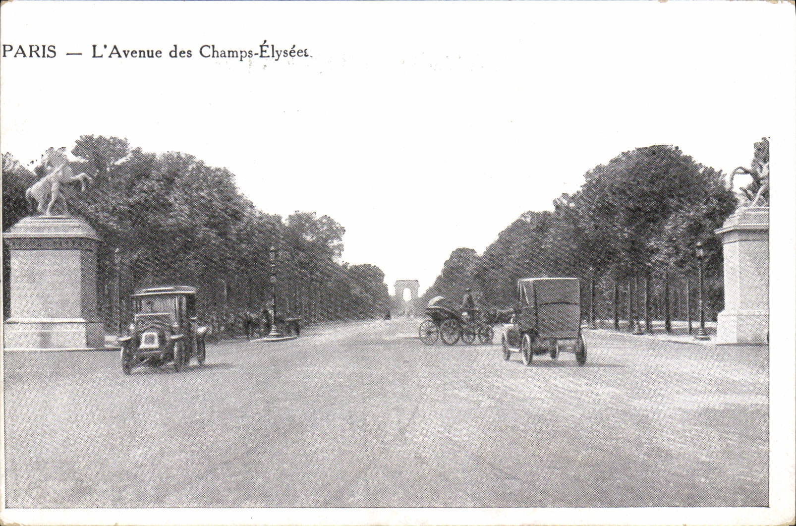 CPA Paris L'Avenue Des Champs Elysees