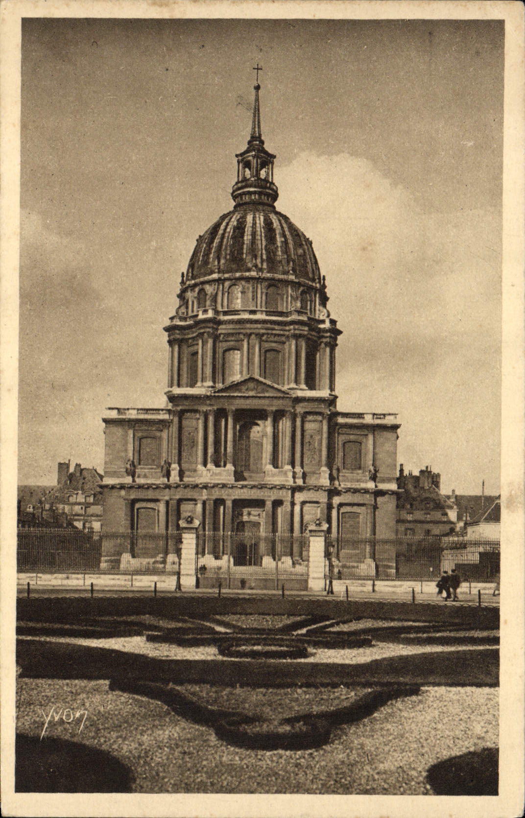 VINTAGE POSTCARD Paris While Strolling Invalids