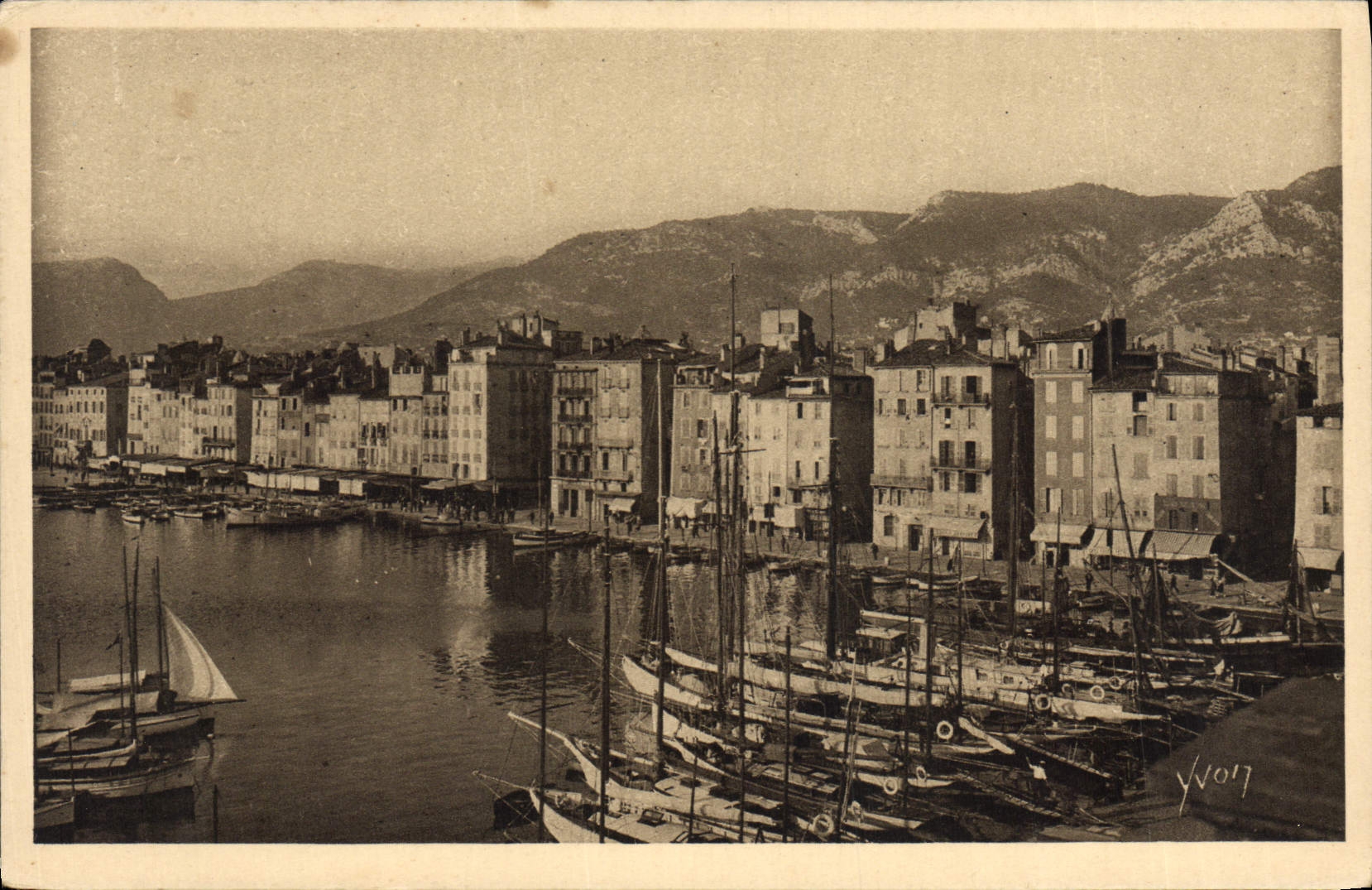 CPA Toulon Vue Panoramique Sur Le Port Bateaux
