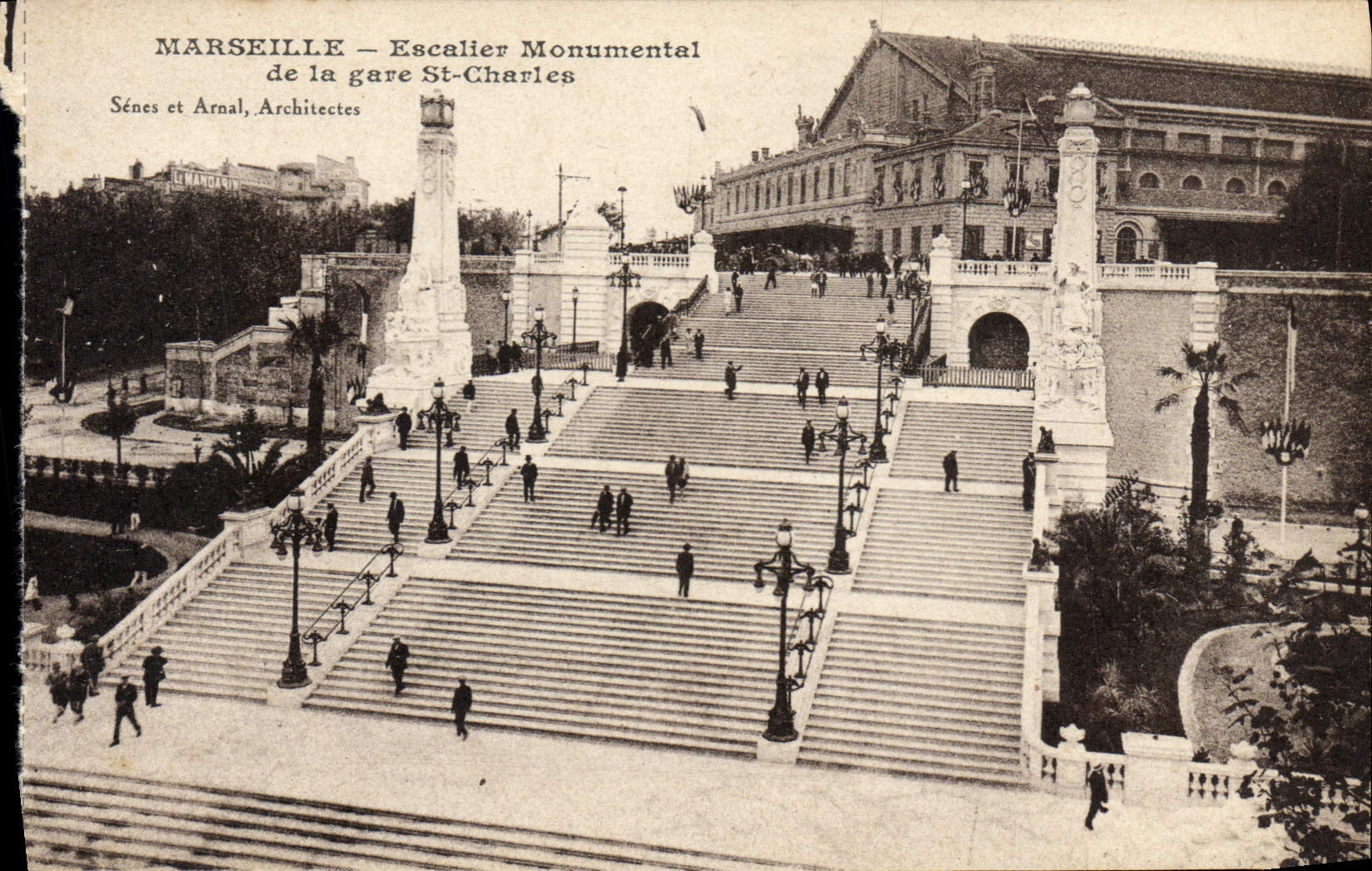 CPA Marseille Gare Et Escalier Monumental de la gare St Charles