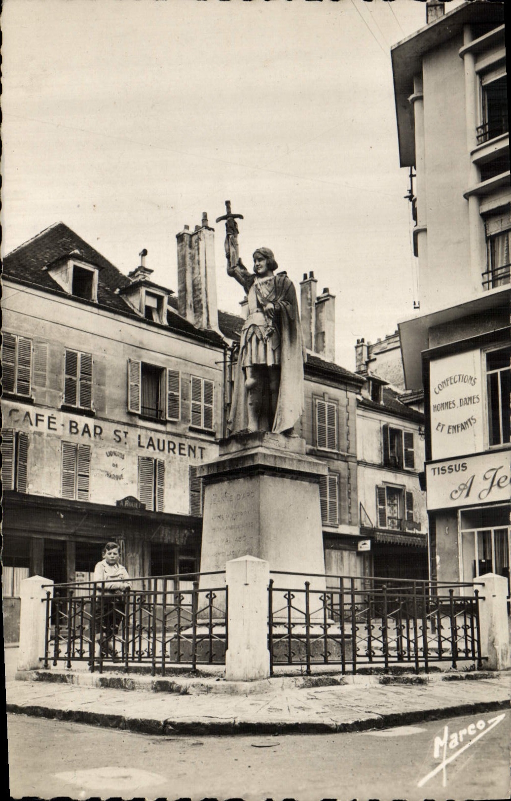 CPM Lagny Thorigny La Statue De Jeanne D'Arc Cafe Bar St Laurent Enfant 