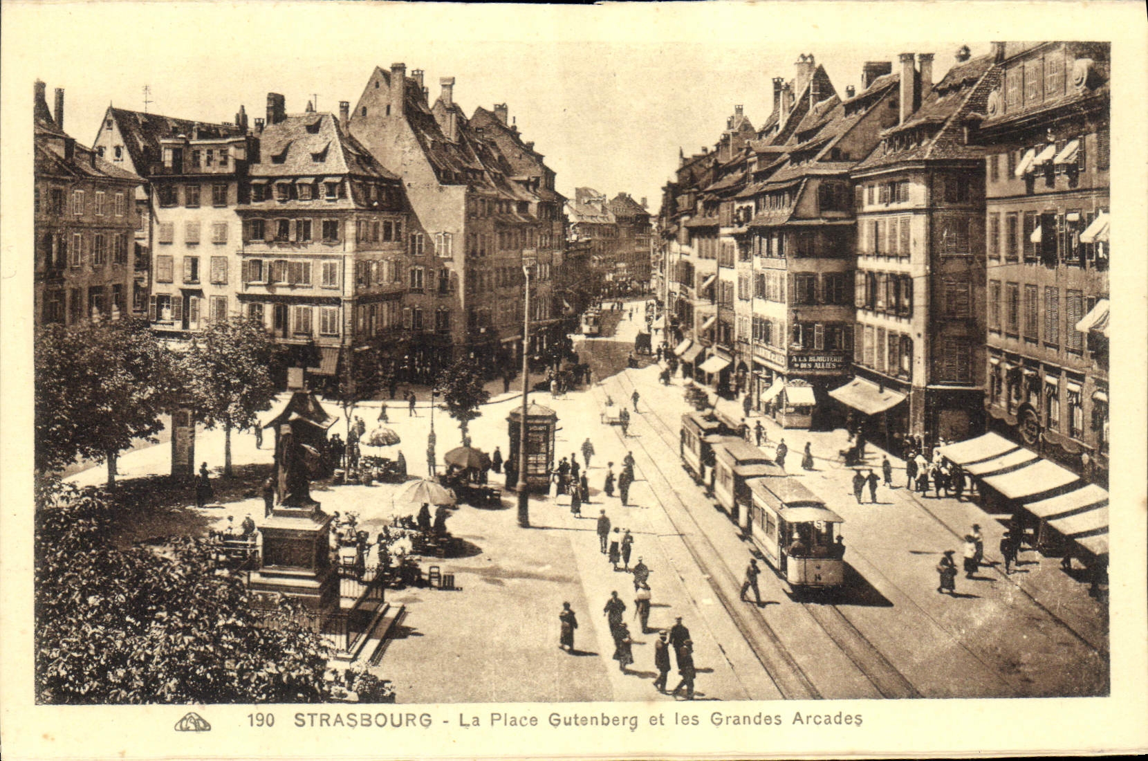 POSTAL Estrasburgo de la VENDIMIA el lugar de Gutenberg y las tranvías grandes de las arcadas