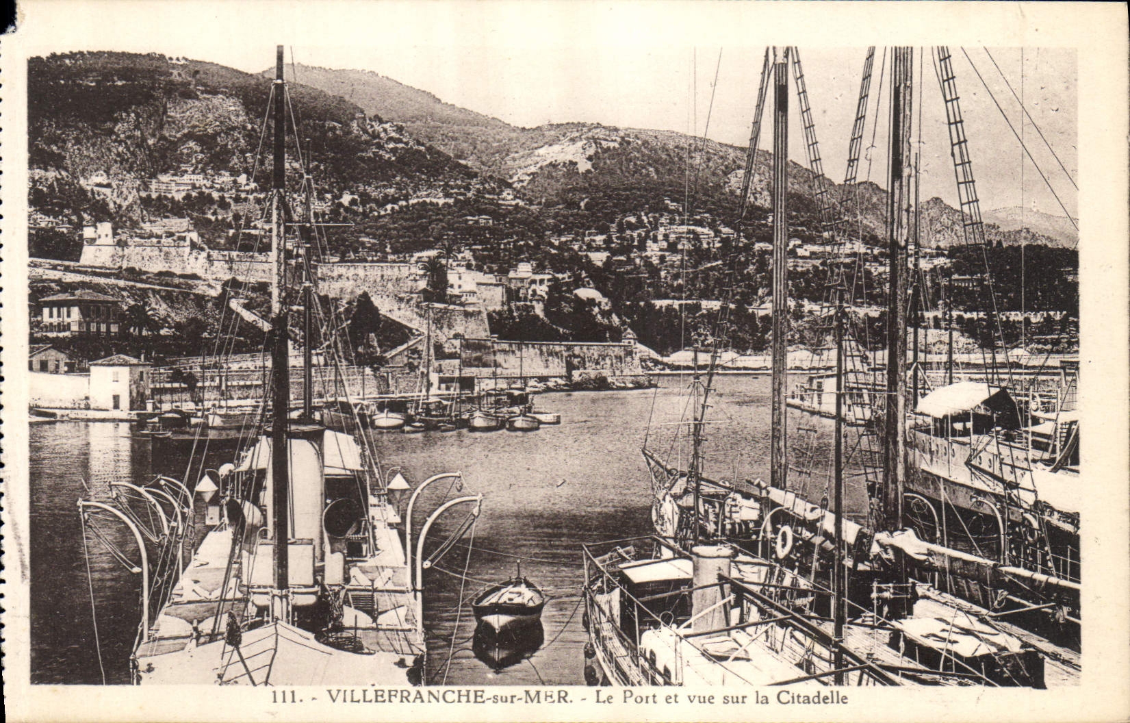 POSTAL Villefranche de la VENDIMIA en el mar el puerto y la vista en los barcos de la cornisa
