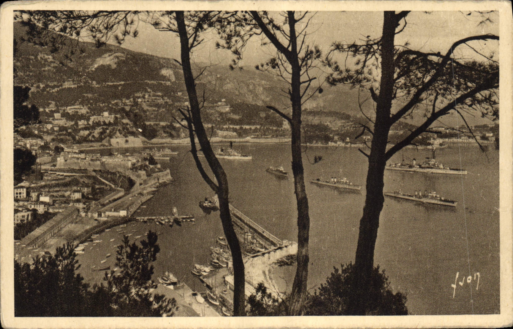VINTAGE POSTCARD Villefranche the Squadron Splits Boats of Them