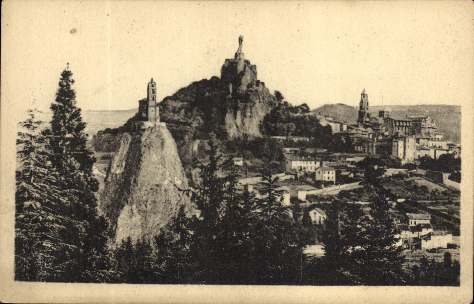 CPA Le Puy Vue Prise A Travers Les Pins