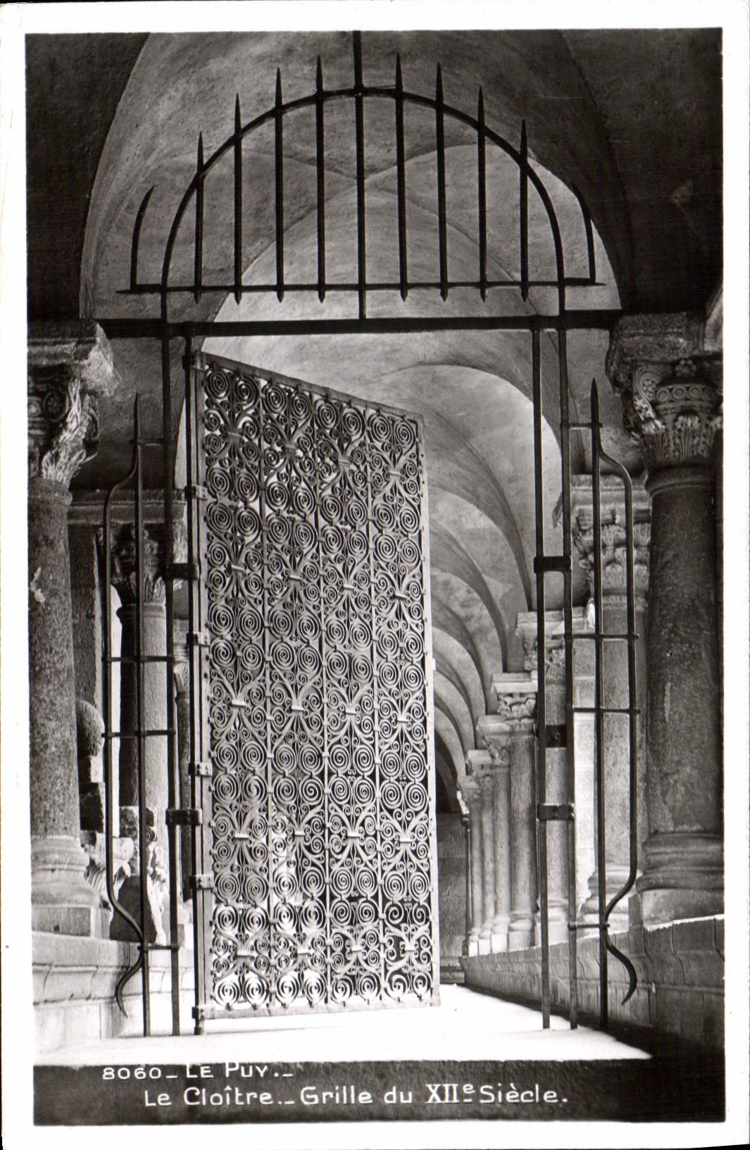 POSTAL Puy de la VENDIMIA el claustro del 12mo