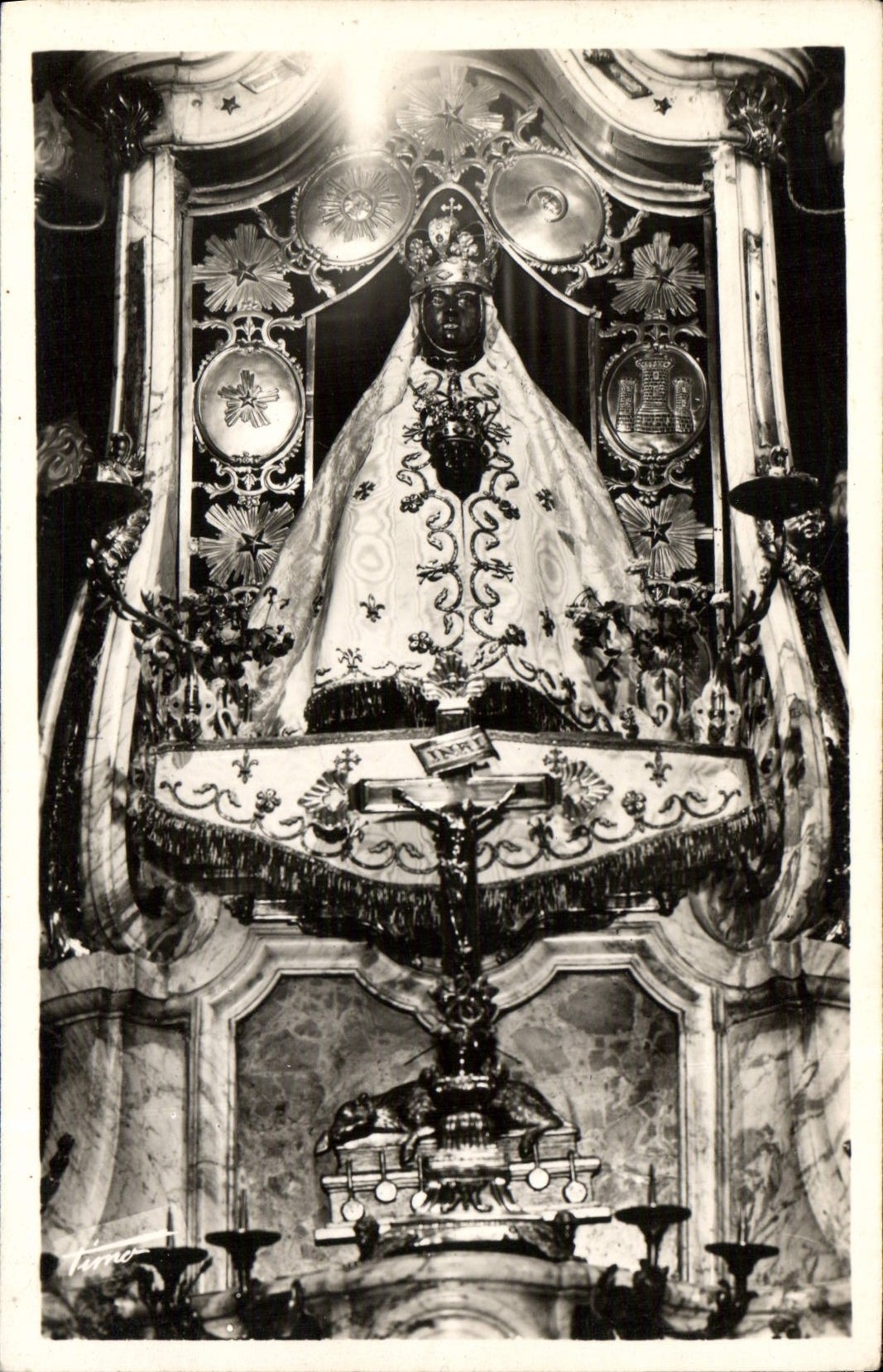 Reglas de Puy de la POSTAL de la VENDIMIA de la Virgen negra a la parte más inferior del puente principal del horno del ND de la catedral de Puy