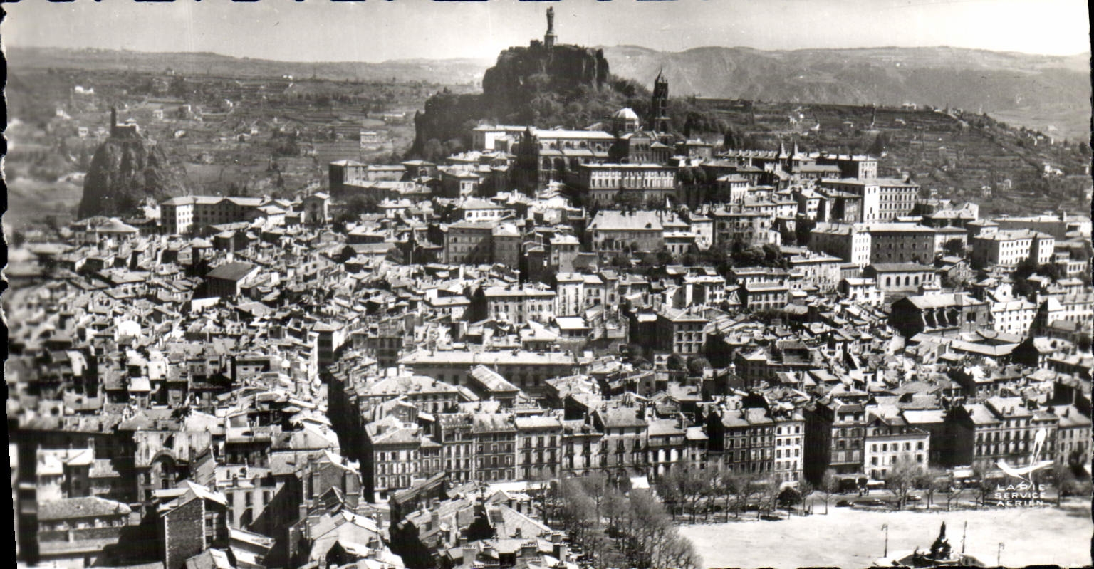 CPM Le Puy Domine Par les Rochers Corneille et St Michel