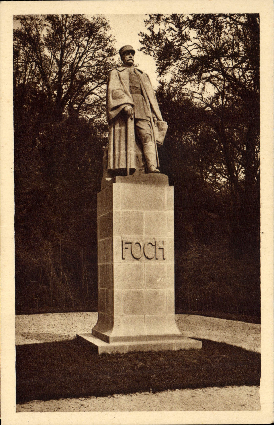 CPA Foret de Compiegne Clairiere de l'armistice Statue du marechal Foch Militaria