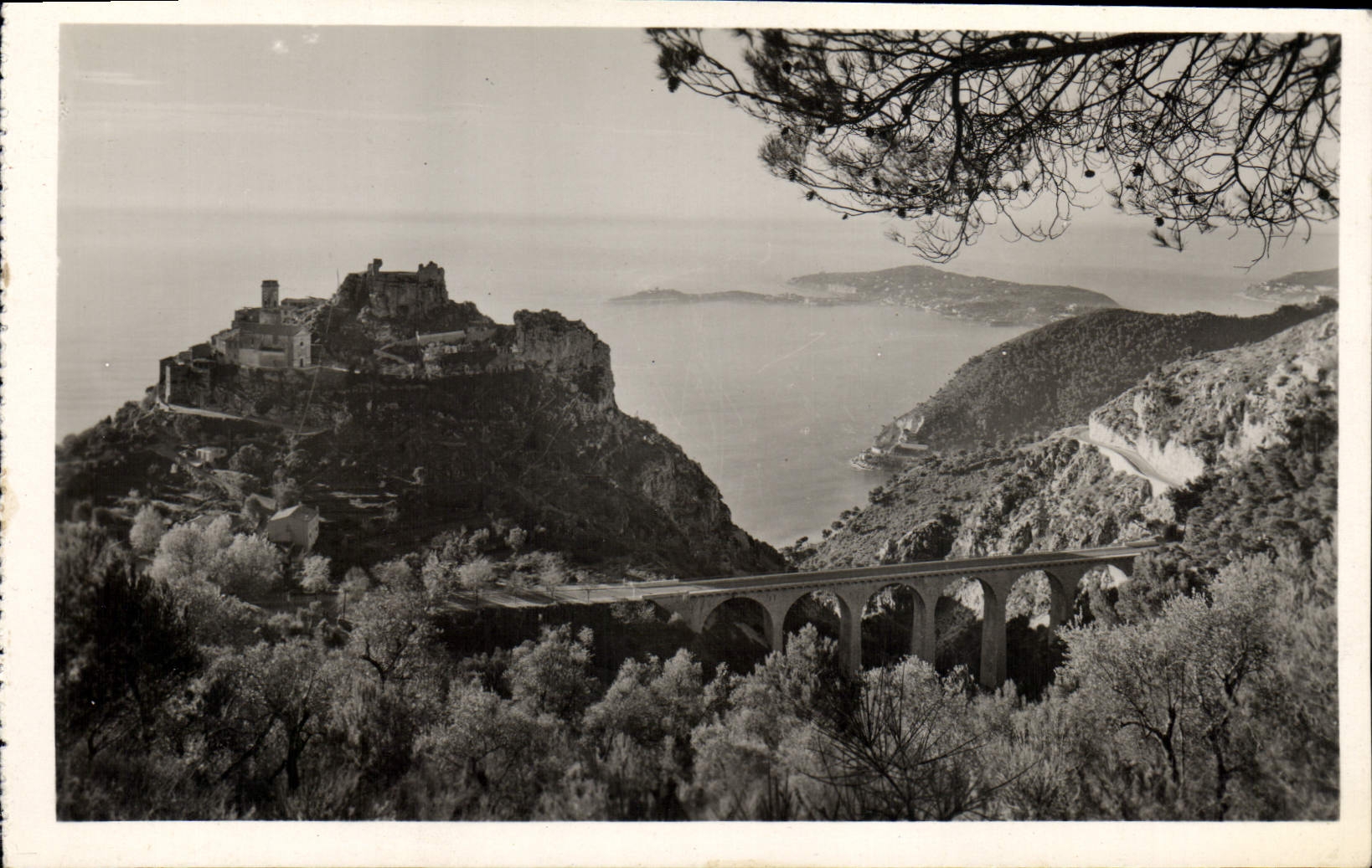 Aldea de Eze de la POSTAL de la VENDIMIA la aldea vieja el viaducto la cornisa media y el cabo Ferrat