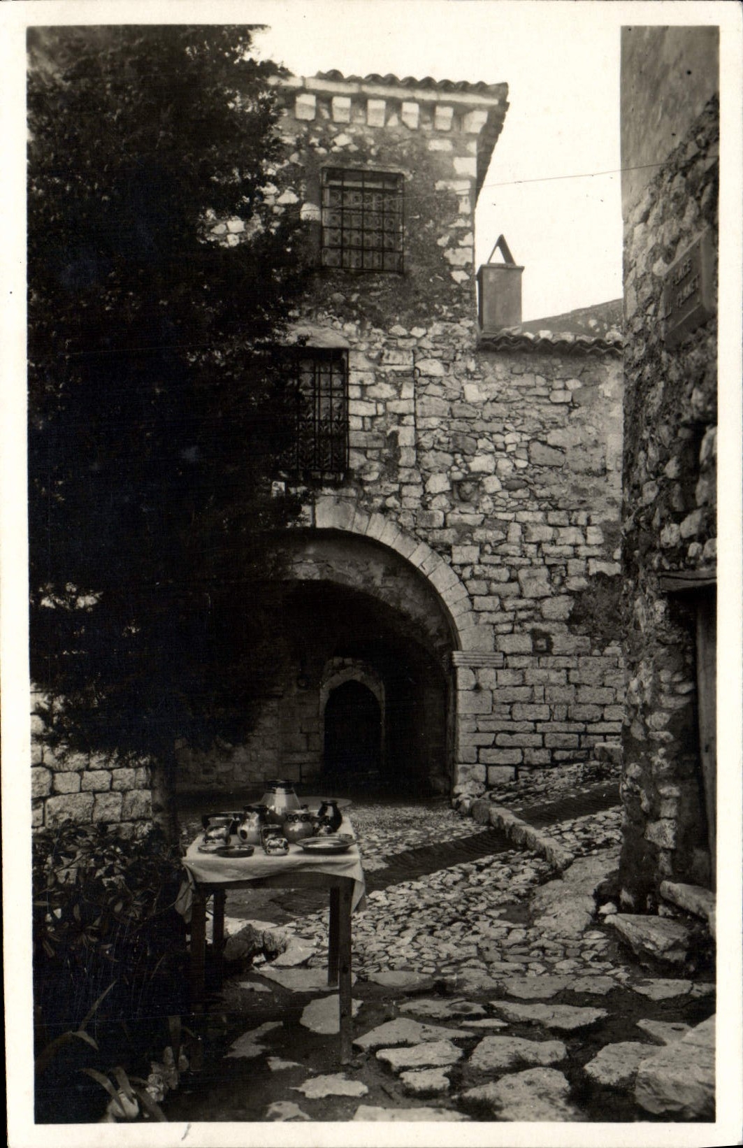 Castillo de Sarrazine Barlow del tiempo de Eze de la POSTAL de la VENDIMIA