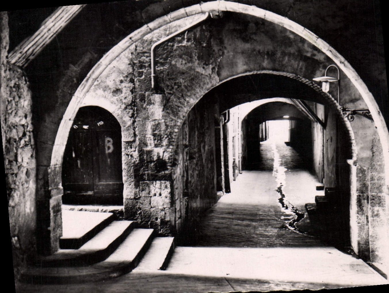 POSTAL MODERNA Villefranche en el mar la calle obscura