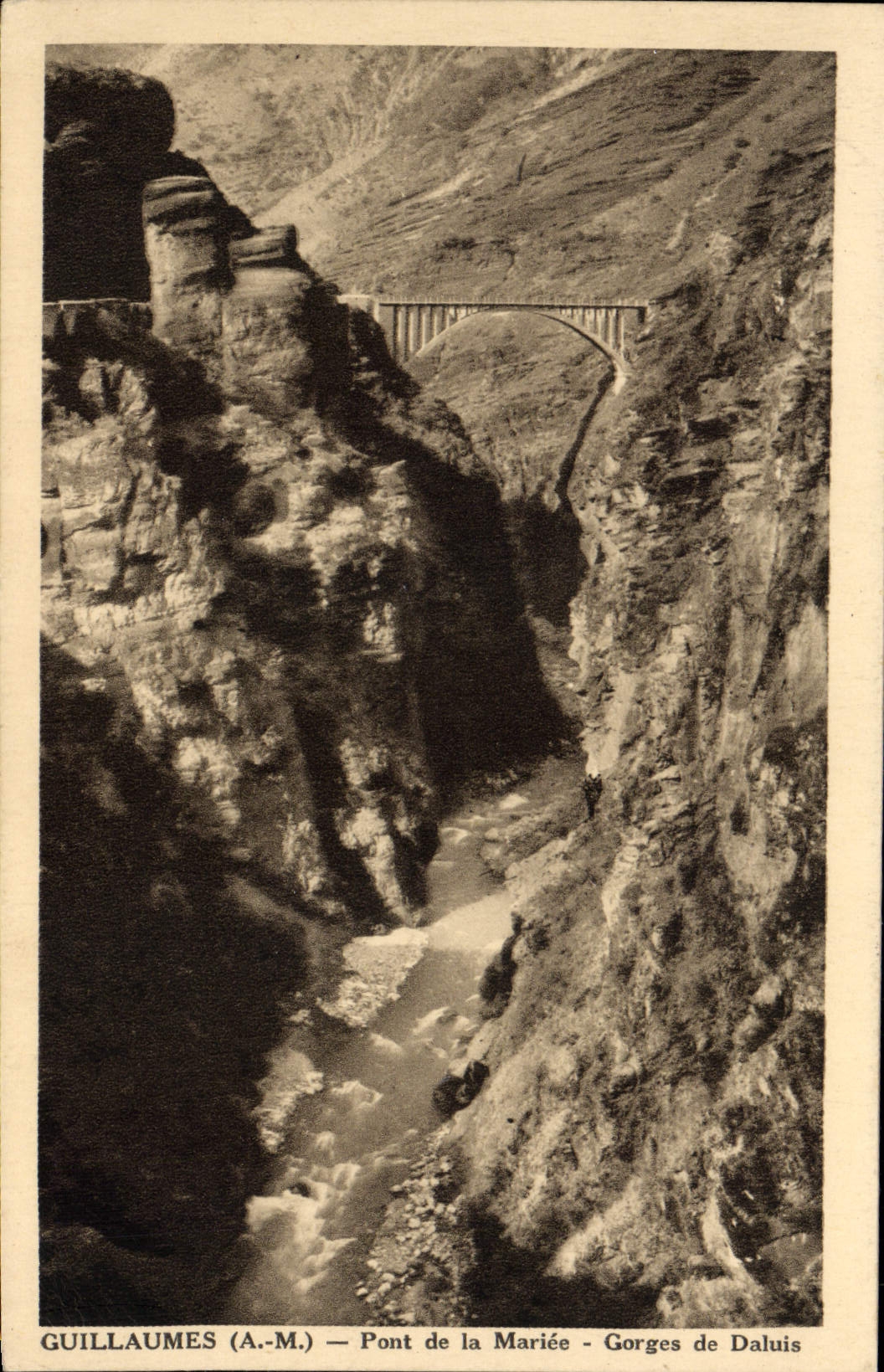 VINTAGE POSTCARD Rabbets Bridge of Married the Falls of Daluis