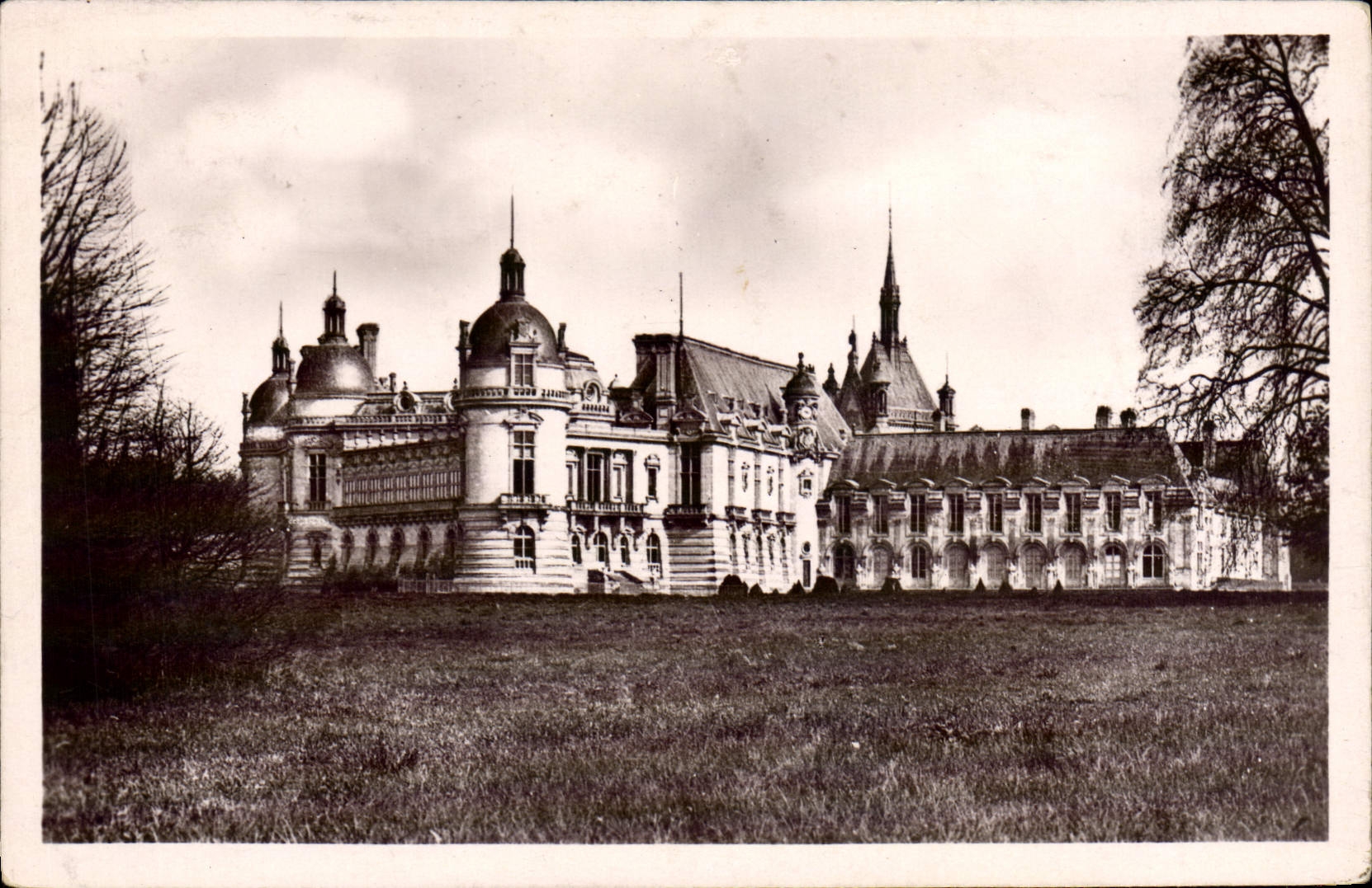 POSTAL MODERNA Chantilly el castillo visto del parque