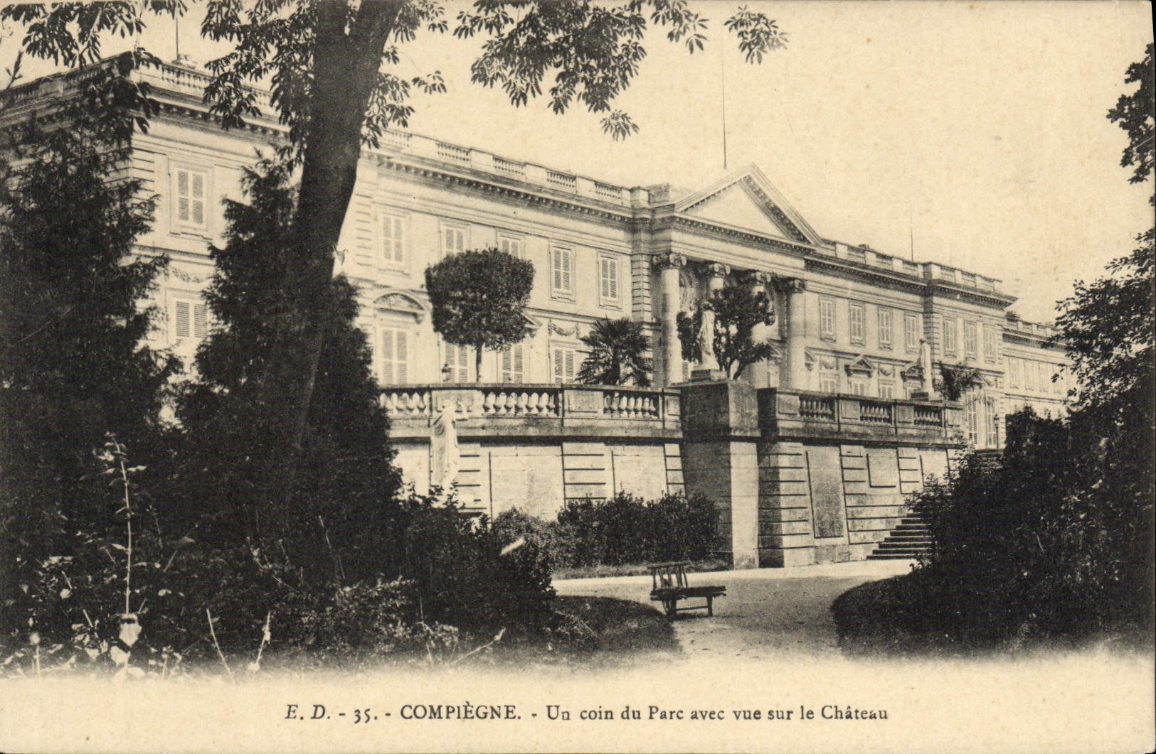 CPA Compiegne Un Coin du Parc Avec Vue sur le Chateau
