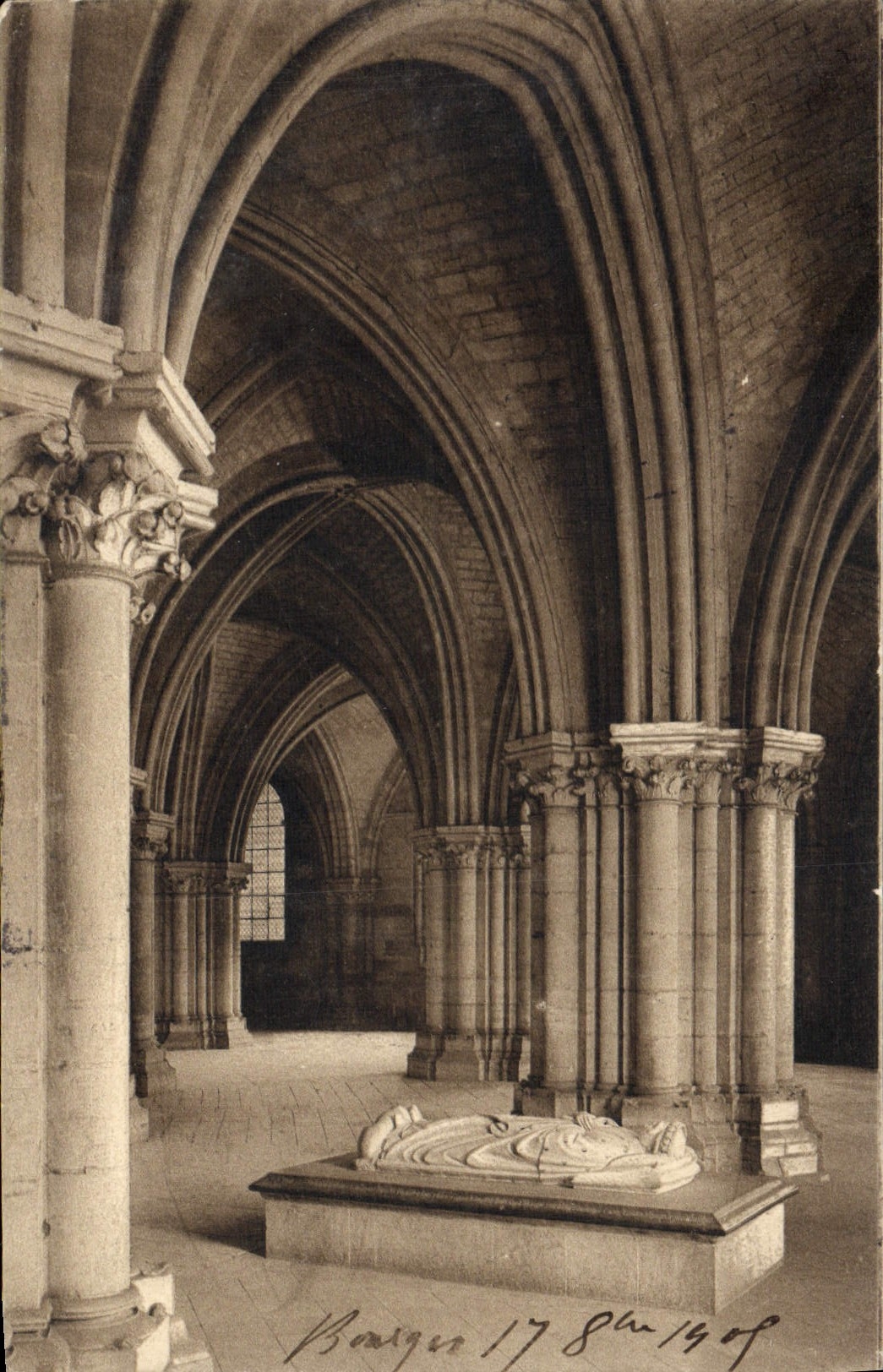POSTAL Bourges de la VENDIMIA la cripta de la catedral y de la tumba de duque Jean