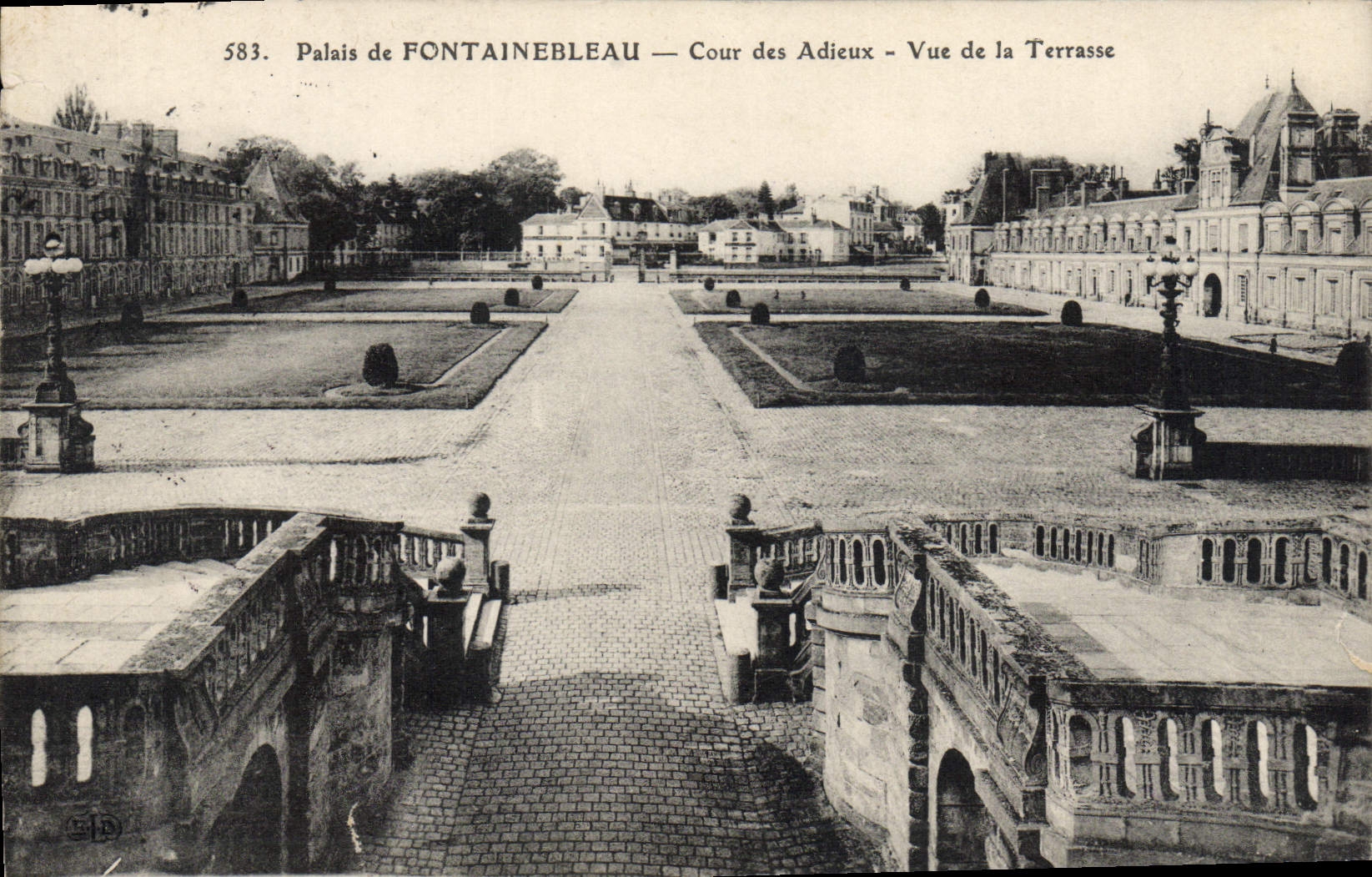 CPA Palais de Fontainebleau Cour des Adieux Vue de la terrasse