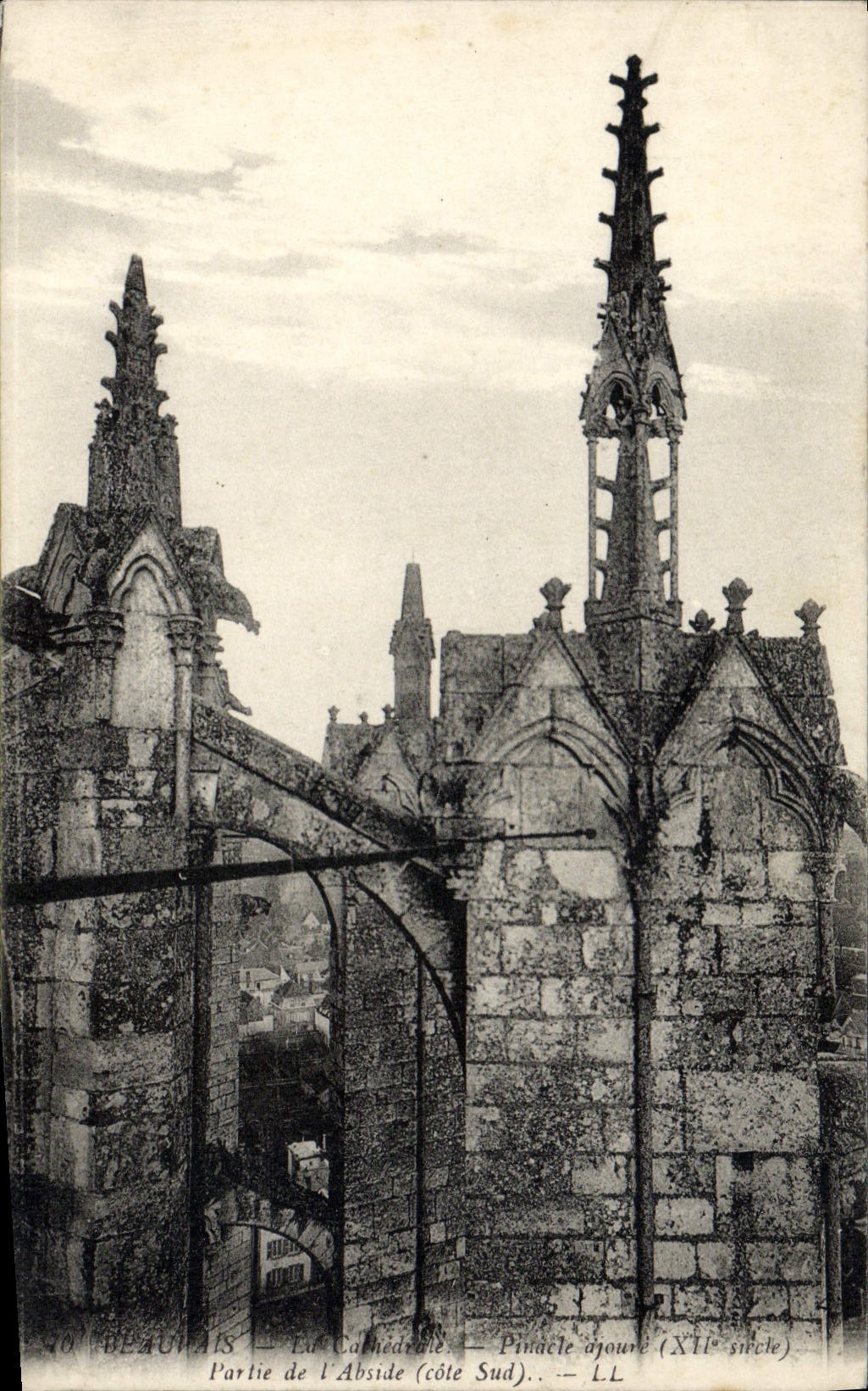 CPA Beauvais La cathedrale Pinacle ajoure Partie de l'abside 